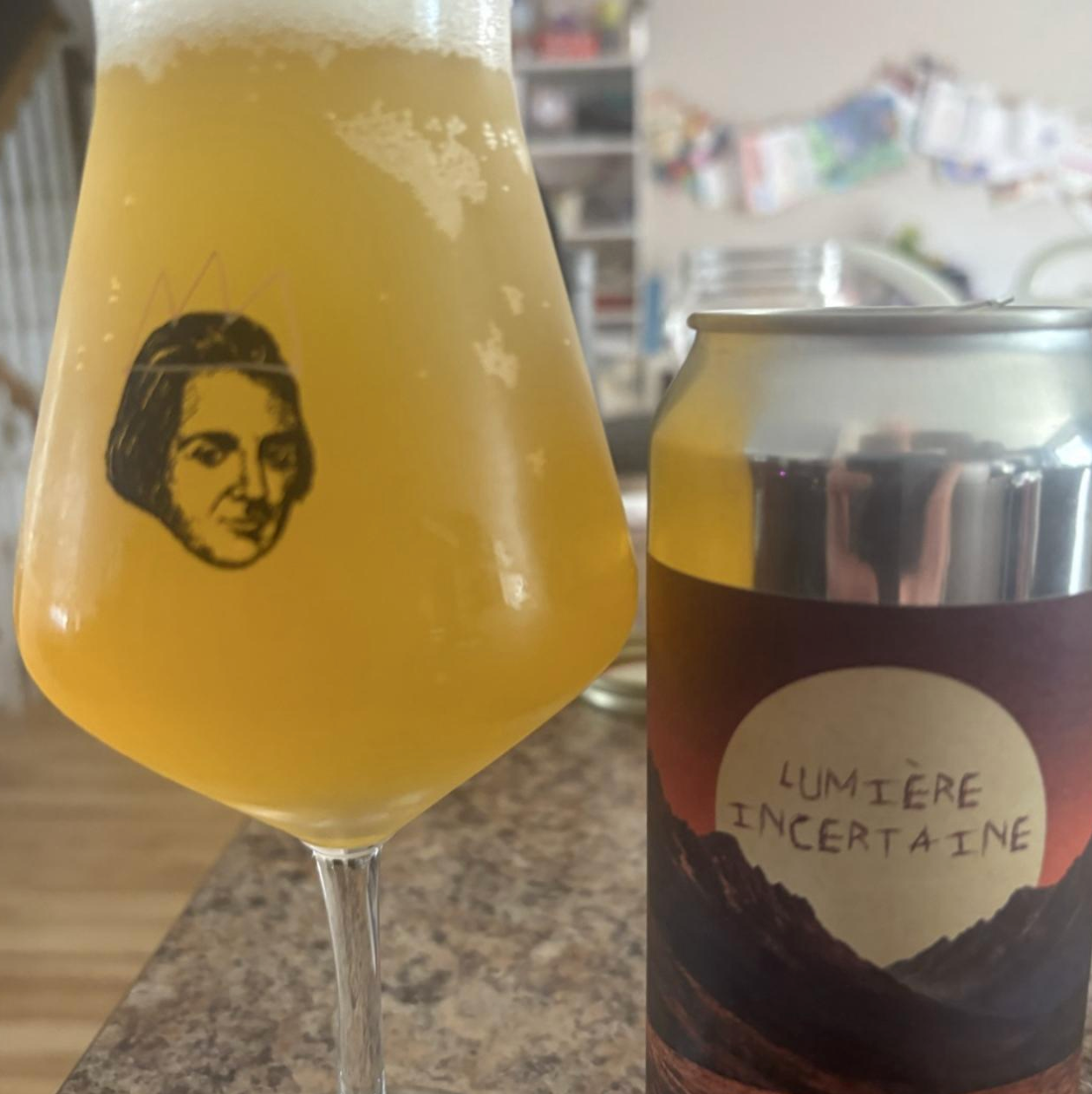 Brasserie Sir John Brewing Co. – Lumière Incertaine

ABV: 7 % | Stil: West Coast IPA | Untappd: 3,91

Lumière Incertaine er en moderne West Coast IPA fra Brasserie Sir John Brewing Co. Her er fokus på en ren og sprød maltbase, en markant humlearoma og en tør afslutning. Resultatet er en humledrevet IPA, hvor citrus, tropisk frugt og klassiske harpikstoner går hånd i hånd med en tydelig, men velafbalanceret bitterhed.