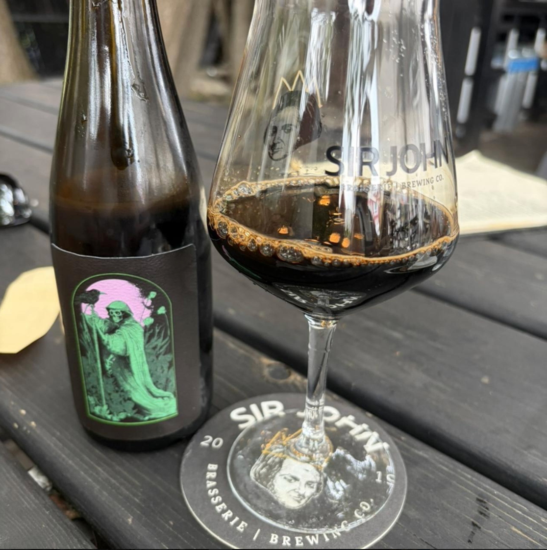 Brasserie Sir John x Counterpart Brewing – Le Jardinier des Ténèbres

ABV: 11,9 % | Stil: Imperial / Double Stout – Barrel Aged Blend | Untappd: 4,47

Le Jardinier des Ténèbres er et mørkt og kompromisløst samarbejde mellem canadiske Sir John og Counterpart Brewing. Her blendes Counterparts Imperial Stout, lagret 24 måneder på Willett rye whiskey-fade, med Sir Johns egen Imperial Stout, lagret hele 27 måneder på St. Augustine bourbonfade. Resultatet er en kompleks og langtidslagret stout med melasse, mørk c