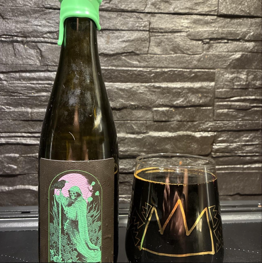 Brasserie Sir John x Counterpart Brewing – Le Jardinier des Ténèbres

ABV: 11,9 % | Stil: Imperial / Double Stout – Barrel Aged Blend | Untappd: 4,47

Le Jardinier des Ténèbres er et mørkt og kompromisløst samarbejde mellem canadiske Sir John og Counterpart Brewing. Her blendes Counterparts Imperial Stout, lagret 24 måneder på Willett rye whiskey-fade, med Sir Johns egen Imperial Stout, lagret hele 27 måneder på St. Augustine bourbonfade. Resultatet er en kompleks og langtidslagret stout med melasse, mørk c