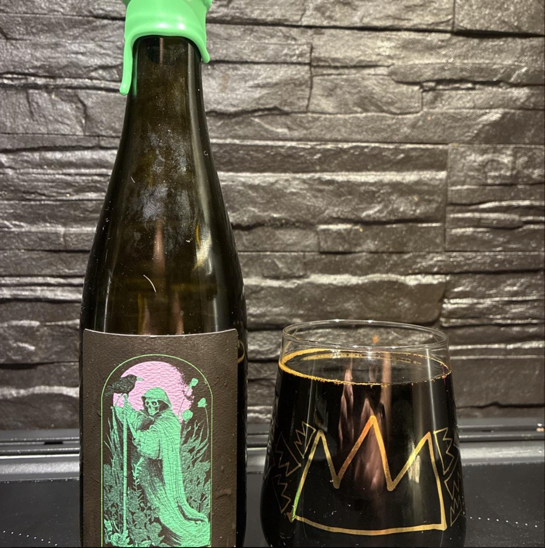 Brasserie Sir John x Counterpart Brewing – Le Jardinier des Ténèbres

ABV: 11,9 % | Stil: Imperial / Double Stout – Barrel Aged Blend | Untappd: 4,47

Le Jardinier des Ténèbres er et mørkt og kompromisløst samarbejde mellem canadiske Sir John og Counterpart Brewing. Her blendes Counterparts Imperial Stout, lagret 24 måneder på Willett rye whiskey-fade, med Sir Johns egen Imperial Stout, lagret hele 27 måneder på St. Augustine bourbonfade. Resultatet er en kompleks og langtidslagret stout med melasse, mørk c