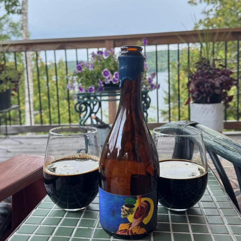 Brasserie Sir John x Messorem – Quelque Part Au-delà de l'Arc-en-ciel

ABV: 11,9 % | Stil: Imperial / Double Stout – Barrel Aged Blend | Untappd: 4,36

Quelque Part Au-delà de l'Arc-en-ciel er resultatet af endnu et samarbejde mellem canadiske Sir John og Messorem. Her har de sammensat et imponerende blend af barleywine lagret 28 måneder på Heaven Hill bourbonfade og barleywine og imperial stout lagret 30 måneder på Bearface canadiske whiskyfade. Resultatet er mørkt, komplekst og fadpræget med masser af kak