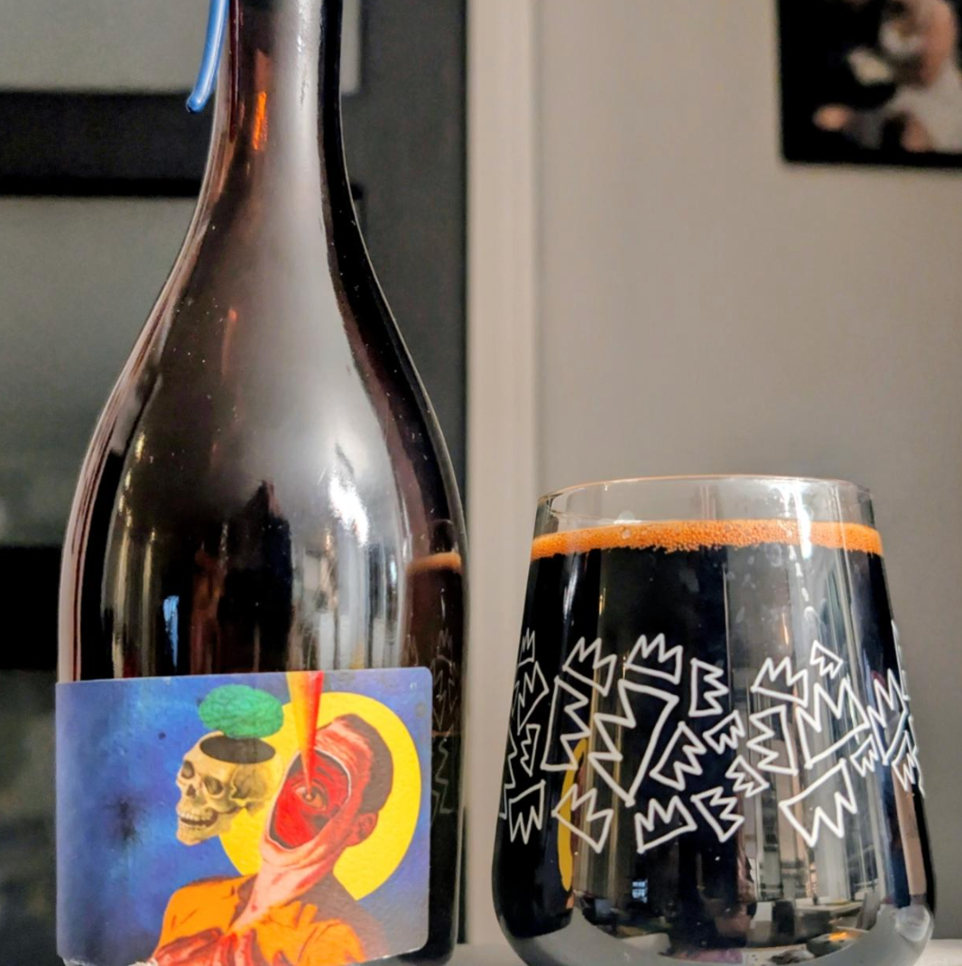Brasserie Sir John x Messorem – Quelque Part Au-delà de l'Arc-en-ciel

ABV: 11,9 % | Stil: Imperial / Double Stout – Barrel Aged Blend | Untappd: 4,36

Quelque Part Au-delà de l'Arc-en-ciel er resultatet af endnu et samarbejde mellem canadiske Sir John og Messorem. Her har de sammensat et imponerende blend af barleywine lagret 28 måneder på Heaven Hill bourbonfade og barleywine og imperial stout lagret 30 måneder på Bearface canadiske whiskyfade. Resultatet er mørkt, komplekst og fadpræget med masser af kak