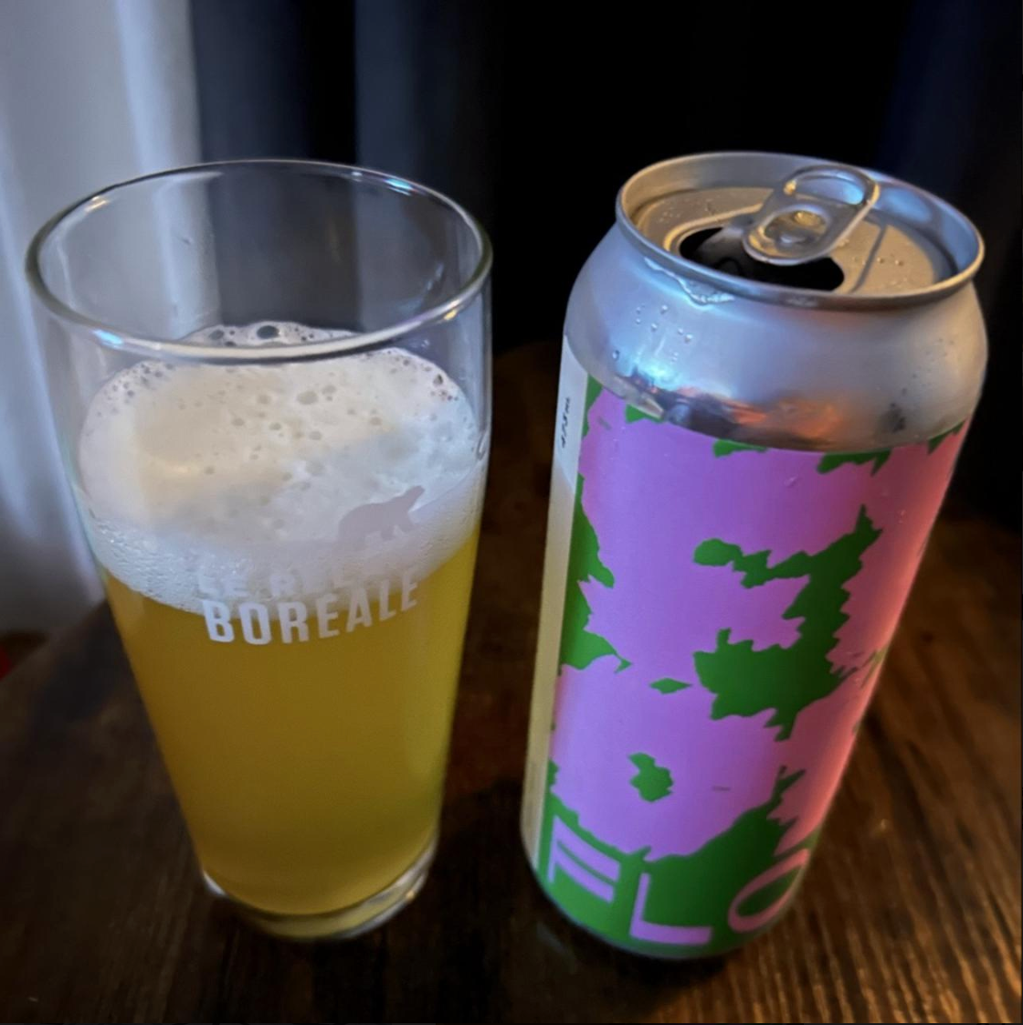 Brasserie du Bas-Canada × 5e Baron – Flor

ABV: 7,2 % | Stil: American IPA / Néo-West Coast IPA | Untappd: 4,08

Flor er en frisk og humleintens Néo-West Coast IPA fra canadiske Brasserie du Bas-Canada, brygget i samarbejde med 5e Baron. Her får du en moderne fortolkning af den klassiske West Coast IPA, hvor aromatisk humle, friskhed og en tør afslutning er i centrum.

Med sine 7,2 % er Flor brygget med Citra, Simcoe, Amarillo, Strata Cryo og Columbus Cryo. En spændende kombination af klassiske amerikanske 