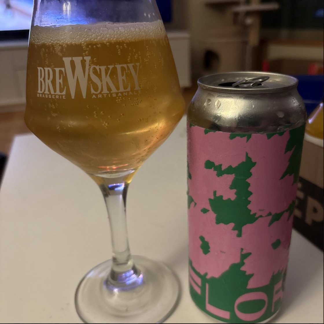 Brasserie du Bas-Canada × 5e Baron – Flor

ABV: 7,2 % | Stil: American IPA / Néo-West Coast IPA | Untappd: 4,08

Flor er en frisk og humleintens Néo-West Coast IPA fra canadiske Brasserie du Bas-Canada, brygget i samarbejde med 5e Baron. Her får du en moderne fortolkning af den klassiske West Coast IPA, hvor aromatisk humle, friskhed og en tør afslutning er i centrum.

Med sine 7,2 % er Flor brygget med Citra, Simcoe, Amarillo, Strata Cryo og Columbus Cryo. En spændende kombination af klassiske amerikanske 