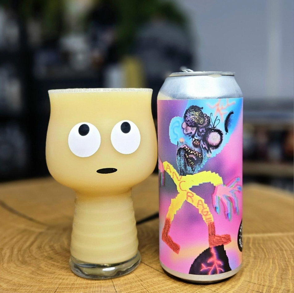 Brasserie du Bas-Canada – Ancrage

ABV: 7,5 % | Stil: American IPA | Untappd: 4,26

Ancrage er en humleintens American IPA fra canadiske Brasserie du Bas-Canada i Gatineau, Québec. Med 7,5 % alkohol og en nøje udvalgt trio af newzealandske humler leverer bryggeriet en moderne IPA med masser af aroma, saftig frugtighed og en velafbalanceret bitterhed.

Øllen er brygget med Peacharine, Riwaka og Kohia Nelson, der tilsammen skaber en spændende kombination af stenfrugt, citrus og vinøse nuancer.