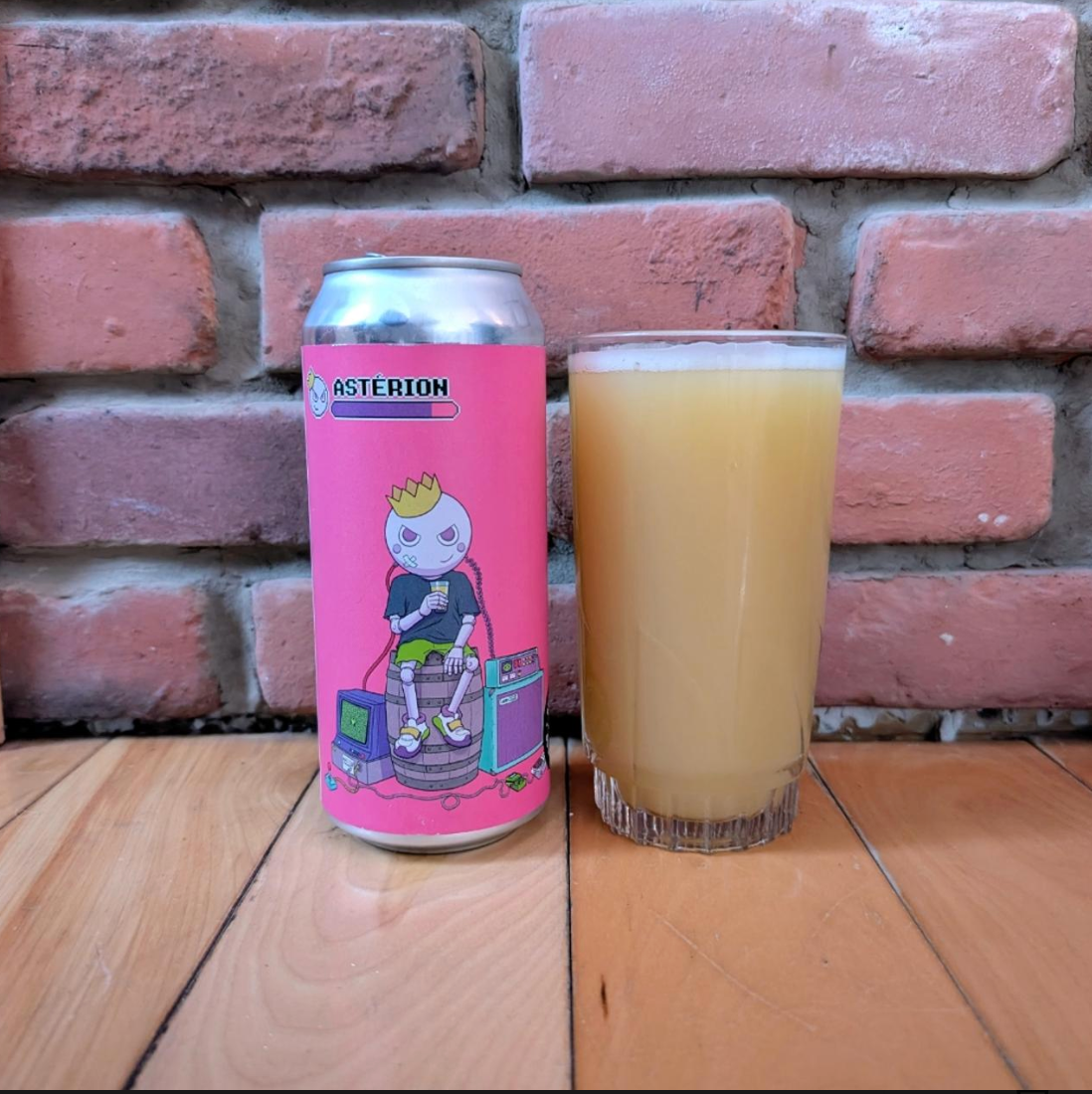 Brasserie du Bas-Canada – Astérion

ABV: 6,5 % | Stil: IPA – American | Untappd: 4,21

En moderne IPA fra Bas-Canada brygget med Citra, Rakau, Ella og Idaho 7. Den balancerer deres klassiske juicy stil med et lidt mere klassisk IPA-udtryk og en let bitter kant.