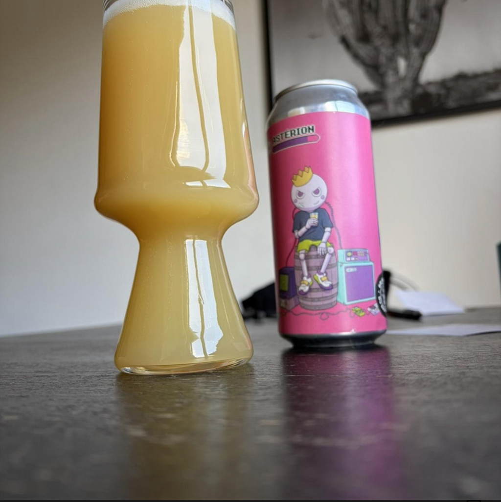 Brasserie du Bas-Canada – Astérion

ABV: 6,5 % | Stil: IPA – American | Untappd: 4,21

En moderne IPA fra Bas-Canada brygget med Citra, Rakau, Ella og Idaho 7. Den balancerer deres klassiske juicy stil med et lidt mere klassisk IPA-udtryk og en let bitter kant.