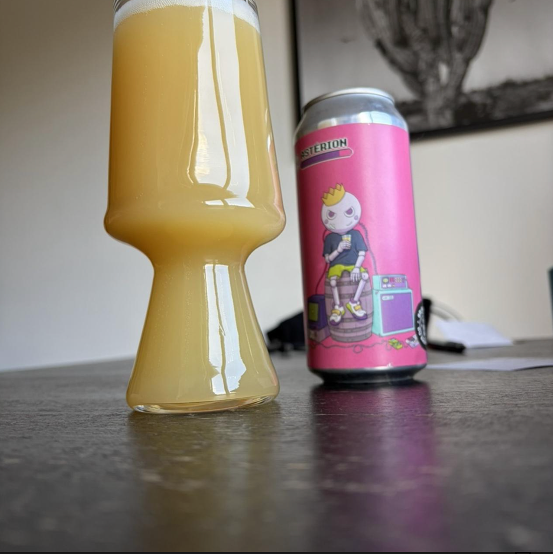 Brasserie du Bas-Canada – Astérion

ABV: 6,5 % | Stil: IPA – American | Untappd: 4,21

En moderne IPA fra Bas-Canada brygget med Citra, Rakau, Ella og Idaho 7. Den balancerer deres klassiske juicy stil med et lidt mere klassisk IPA-udtryk og en let bitter kant.