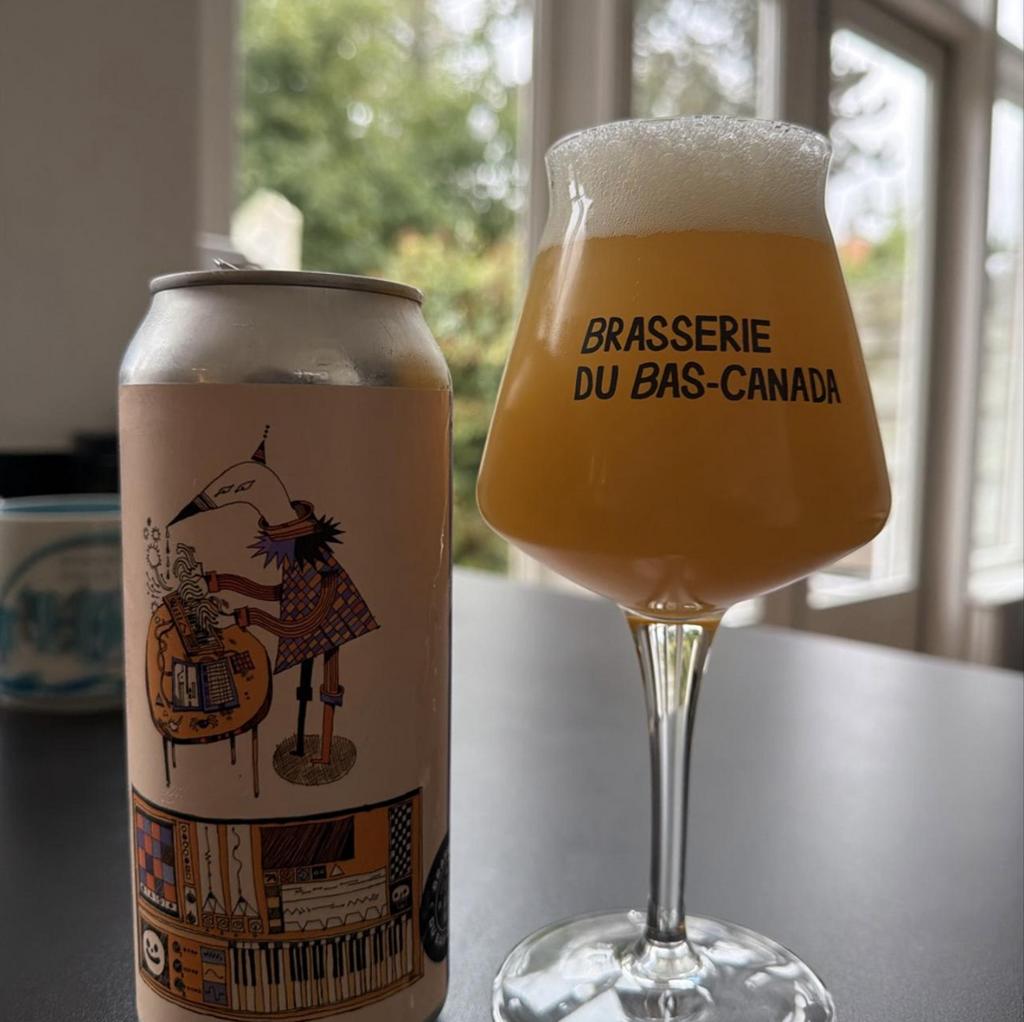 Brasserie du Bas-Canada × Autodidact Beer – Virtuose

ABV: 8,2 % | Stil: Imperial / Double IPA | Untappd: 4,28

Virtuose er en intens og aromatisk Double IPA fra canadiske Brasserie du Bas-Canada i Gatineau, Québec, brygget i samarbejde med Autodidact Beer. To bryggerier med en fælles interesse for moderne humleøl har her skabt en DIPA, hvor karakterfulde newzealandske humler og koncentrerede humleprodukter er i centrum.

Med sine 8,2 % er Virtuose en kraftig Double IPA, hvor bryggerierne har valgt en spænd