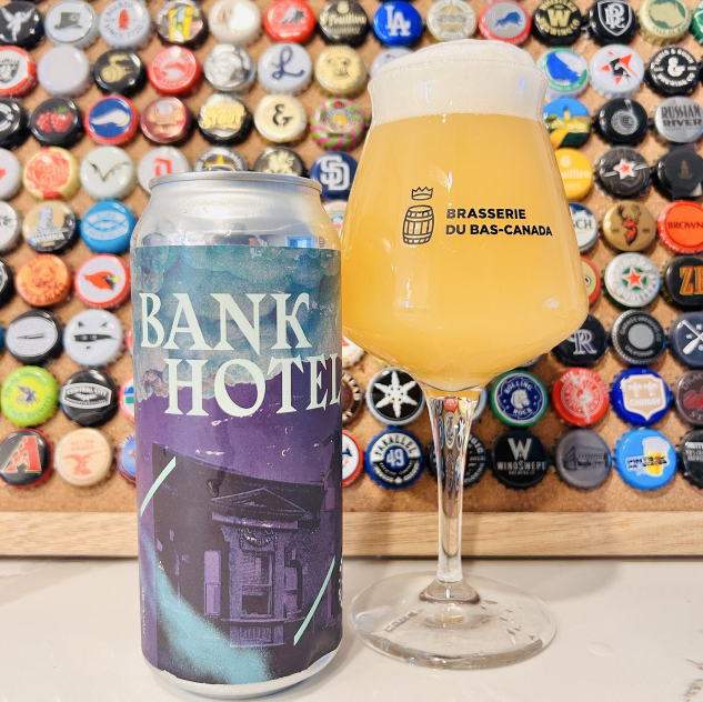 Brasserie du Bas-Canada – Bank Hotel
ABV: 7,1 % | Stil: American IPA / Hazy IPA | Untappd: 4,32

En aromatisk og moderne IPA fra Bas-Canada brygget med Sabro og Citra. Kombinationen giver en tydelig tropisk og citrusdrevet profil med en blød haze og høj aromaintensitet.