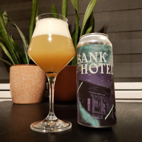 Brasserie du Bas-Canada – Bank Hotel
ABV: 7,1 % | Stil: American IPA / Hazy IPA | Untappd: 4,32

En aromatisk og moderne IPA fra Bas-Canada brygget med Sabro og Citra. Kombinationen giver en tydelig tropisk og citrusdrevet profil med en blød haze og høj aromaintensitet.