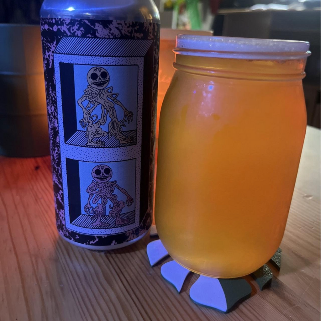 Brasserie du Bas-Canada – Boire Double

ABV: 5,0 % | Stil: Italian-Mexican Pilsner | Untappd: 3,94

En let, sprød og ekstremt drikkevenlig pilsner fra Bas-Canada, brygget i samarbejde med Poincaré Chinatown. Her bevæger bryggeriet sig væk fra de humletunge IPA'er og leverer i stedet en moderne lager med fokus på friskhed, balance og høj drinkability.