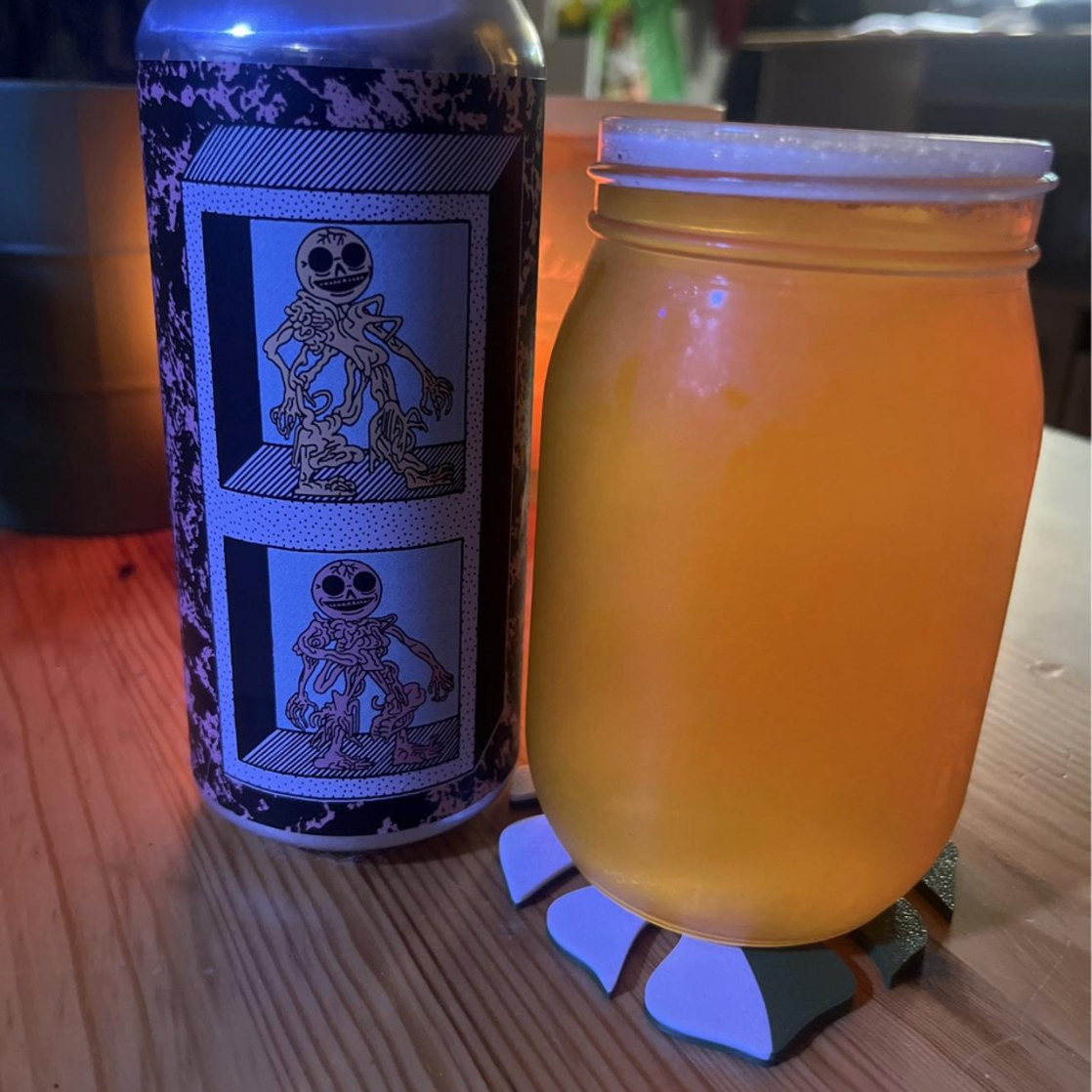 Brasserie du Bas-Canada – Boire Double

ABV: 5,0 % | Stil: Italian-Mexican Pilsner | Untappd: 3,94

En let, sprød og ekstremt drikkevenlig pilsner fra Bas-Canada, brygget i samarbejde med Poincaré Chinatown. Her bevæger bryggeriet sig væk fra de humletunge IPA'er og leverer i stedet en moderne lager med fokus på friskhed, balance og høj drinkability.