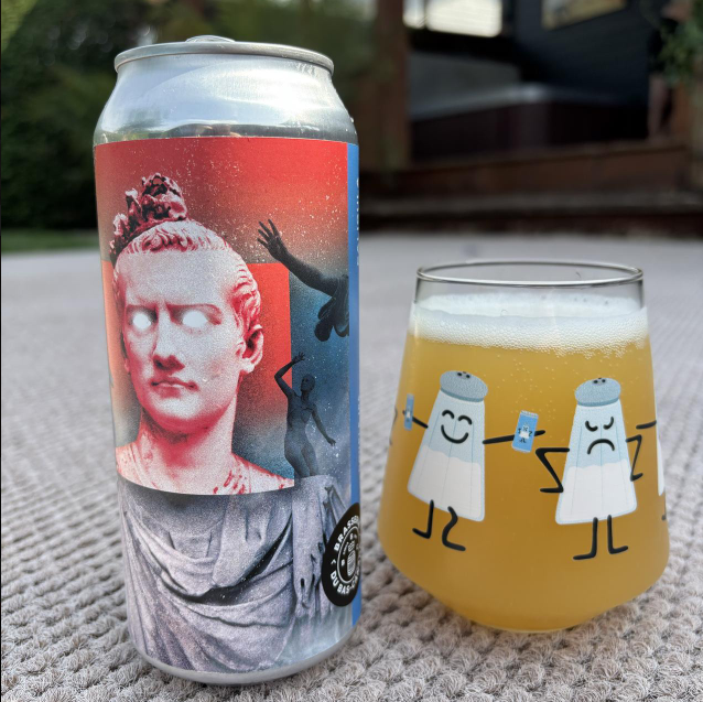 Brasserie du Bas-Canada – Caligula

ABV: 8,0 % | Stil: Imperial / Double New England / Hazy IPA | Untappd: 4,35

Caligula er en intens og saftig Double IPA fra canadiske Brasserie du Bas-Canada. Med 8 % alkohol og en nøje udvalgt kombination af Citra og Nelson Sauvin er dette en moderne humlebombe, hvor tropisk frugt møder elegante, vinøse nuancer.