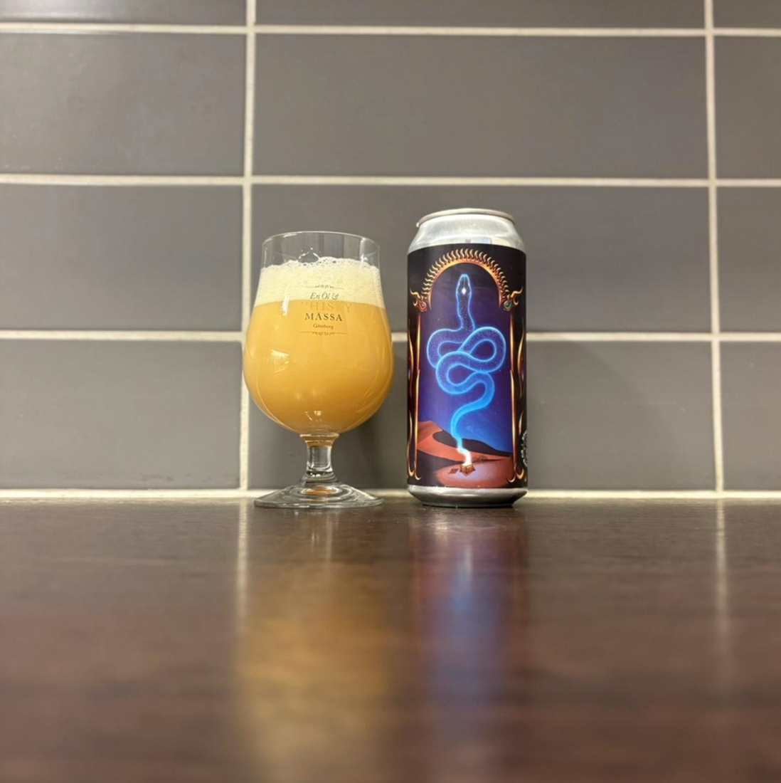 Brasserie du Bas-Canada – Cassiopée

ABV: 11,3 % | Stil: Quadruple IPA | Untappd: 4,40

Cassiopée er Brasserie du Bas-Canadas bud på en kompromisløs Quadruple IPA. Brygget med Peacharine, Rakau, Nelson Sauvin, Citra og Kohia Nelson leverer den en eksplosiv humleoplevelse med enorme mængder tropisk frugt, New Zealand-karakter og en imponerende blød mundfølelse. Trods sine 11,3 % fremstår øllen elegant, balanceret og næsten faretruende letdrikkelig.