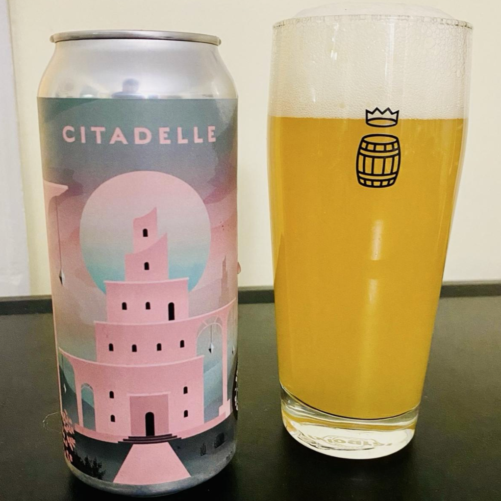 Brasserie du Bas-Canada – Citadelle
ABV: 8,0 % | Stil: Imperial / Double New England IPA | Untappd: 4,33

En aromatisk og frugtdrevet hazy DIPA fra Bas-Canada. Øllen er brygget med blandt andet Nectaron-humle, som giver en intens tropisk profil med citrus og moden frugt samt en blød, cremet mundfølelse.