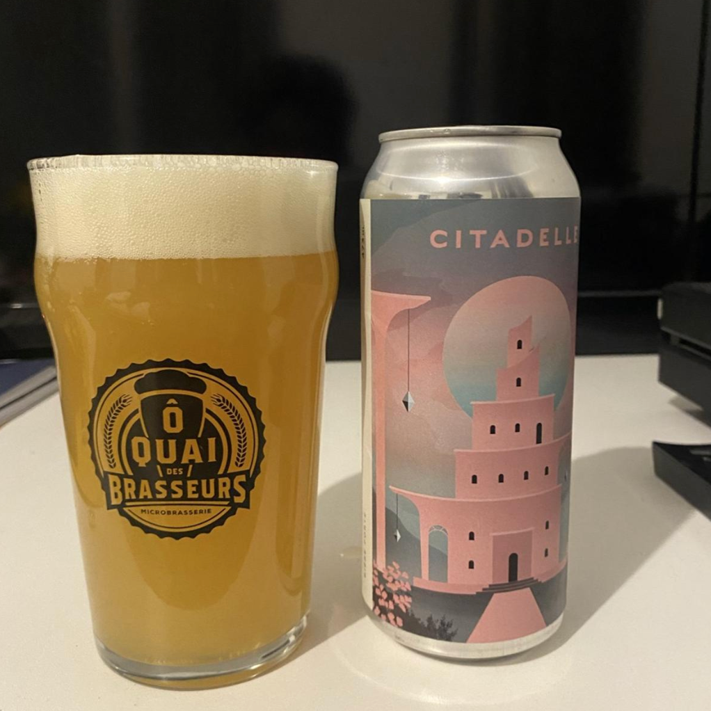 Brasserie du Bas-Canada – Citadelle
ABV: 8,0 % | Stil: Imperial / Double New England IPA | Untappd: 4,33

En aromatisk og frugtdrevet hazy DIPA fra Bas-Canada. Øllen er brygget med blandt andet Nectaron-humle, som giver en intens tropisk profil med citrus og moden frugt samt en blød, cremet mundfølelse.