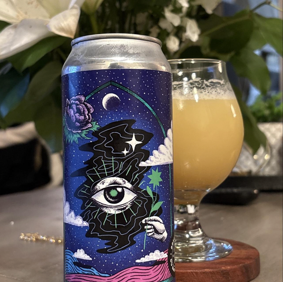 Brasserie du Bas-Canada – Cosmique

ABV: 6,6 % | Stil: New England IPA | Untappd: 4,25

Cosmique er en moderne og humleintens New England IPA fra canadiske Brasserie du Bas-Canada i Gatineau, Québec. Med 6,6 % alkohol og fire nøje udvalgte humlesorter leverer bryggeriet en saftig og aromatisk IPA, hvor tropisk frugt, citrus og en behagelig bitterhed er i centrum.

Øllen er brygget med Peacharine, Strata, Citra og Motueka, der tilsammen skaber en spændende og nuanceret humleprofil.