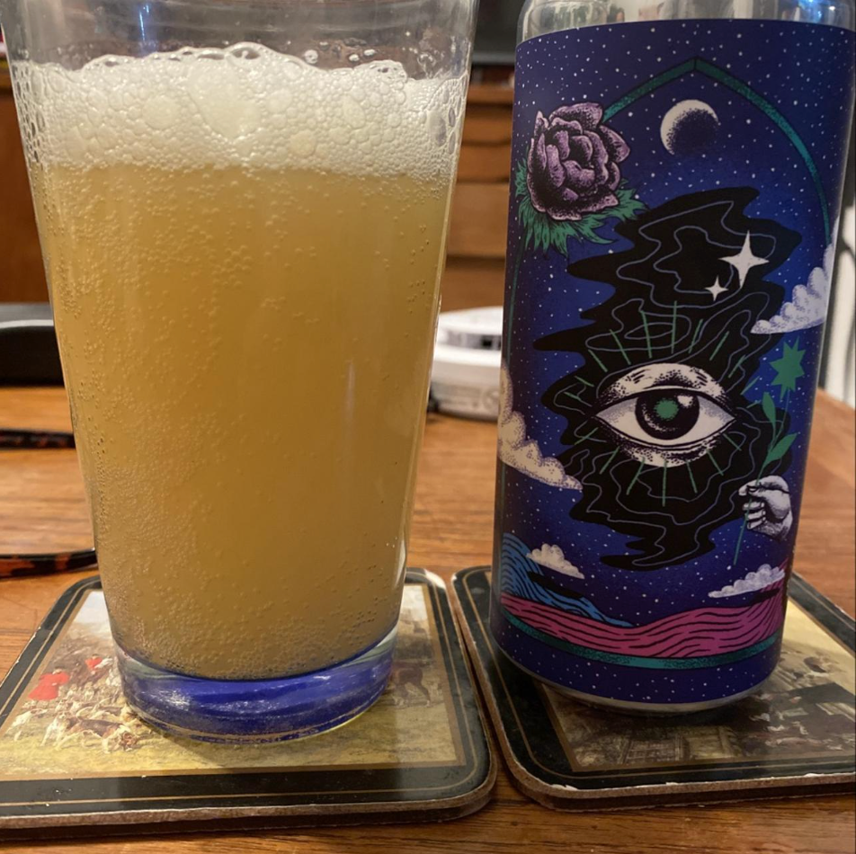 Brasserie du Bas-Canada – Cosmique

ABV: 6,6 % | Stil: New England IPA | Untappd: 4,25

Cosmique er en moderne og humleintens New England IPA fra canadiske Brasserie du Bas-Canada i Gatineau, Québec. Med 6,6 % alkohol og fire nøje udvalgte humlesorter leverer bryggeriet en saftig og aromatisk IPA, hvor tropisk frugt, citrus og en behagelig bitterhed er i centrum.

Øllen er brygget med Peacharine, Strata, Citra og Motueka, der tilsammen skaber en spændende og nuanceret humleprofil.