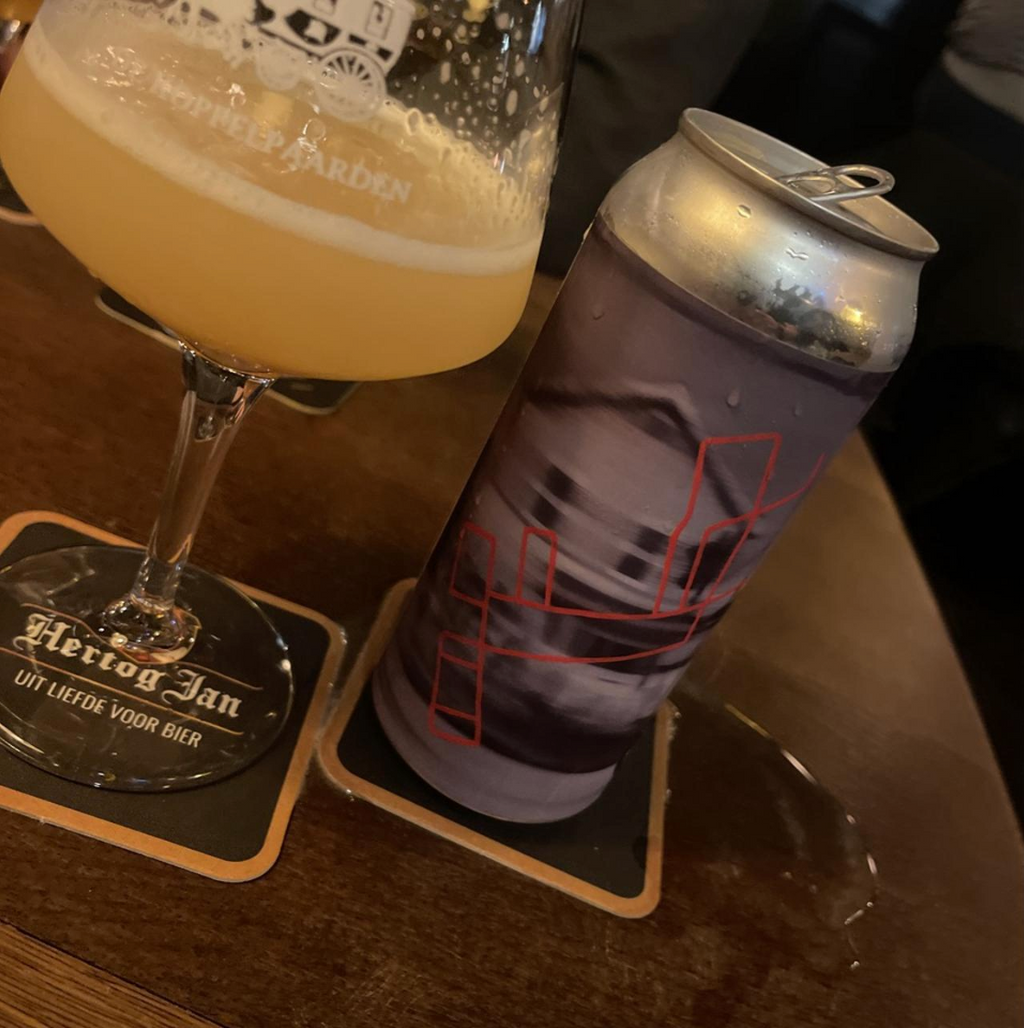 Brasserie du Bas-Canada – Duplex

ABV: 8,2 % | Stil: Imperial / Double IPA | Untappd: 4,27

Duplex er en intens og saftig Double IPA fra canadiske Brasserie du Bas-Canada i Québec. Med 8,2 % alkohol og en velvalgt humlepakke er der lagt op til en fyldig og aromatisk IPA med masser af karakter.

Bryggeriet har kombineret Peacharine, Citra og Citra Cryo. En trio, der leverer en spændende balance mellem moden stenfrugt, tropiske aromaer og frisk citrus.