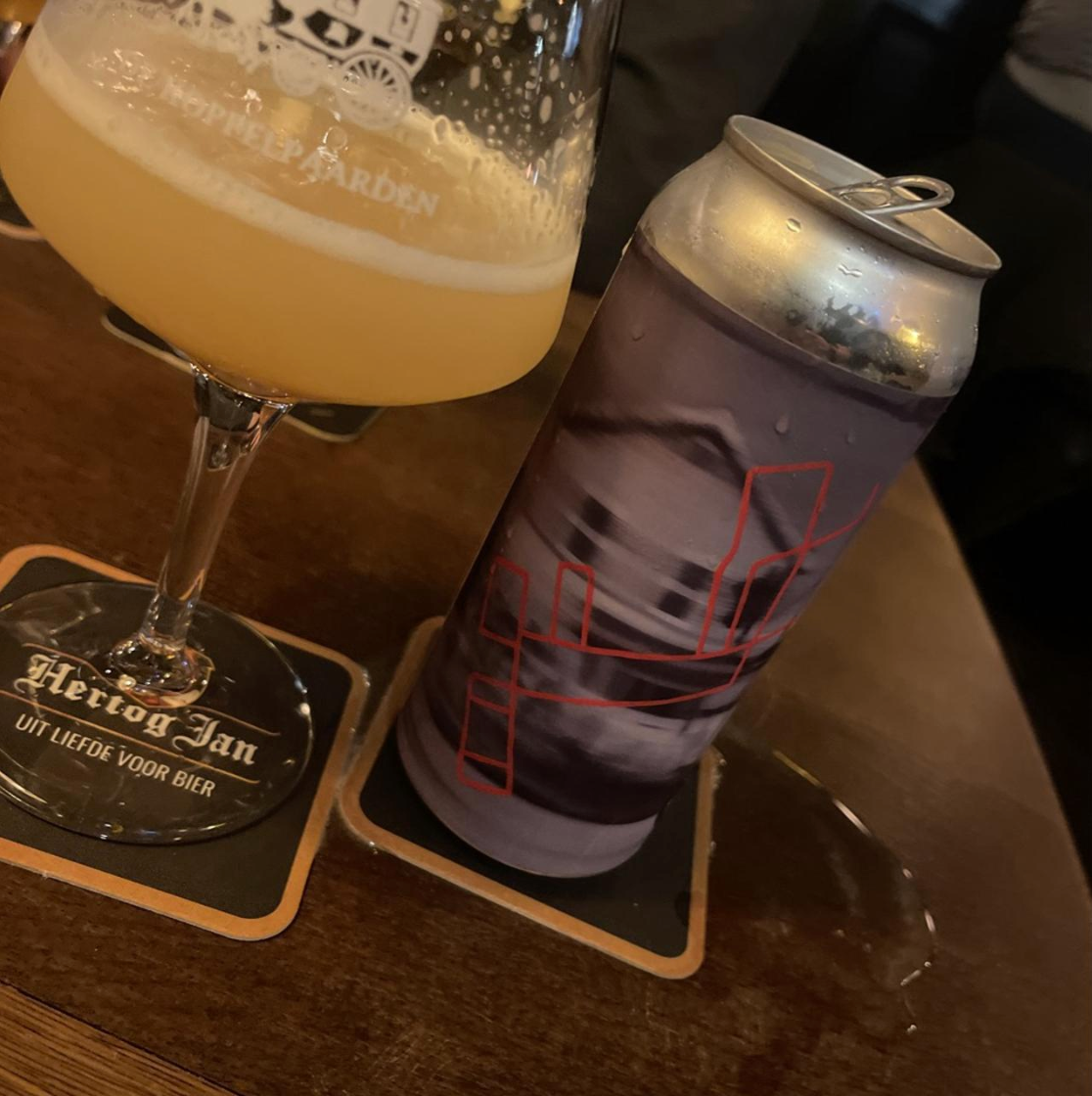 Brasserie du Bas-Canada – Duplex

ABV: 8,2 % | Stil: Imperial / Double IPA | Untappd: 4,27

Duplex er en intens og saftig Double IPA fra canadiske Brasserie du Bas-Canada i Québec. Med 8,2 % alkohol og en velvalgt humlepakke er der lagt op til en fyldig og aromatisk IPA med masser af karakter.

Bryggeriet har kombineret Peacharine, Citra og Citra Cryo. En trio, der leverer en spændende balance mellem moden stenfrugt, tropiske aromaer og frisk citrus.