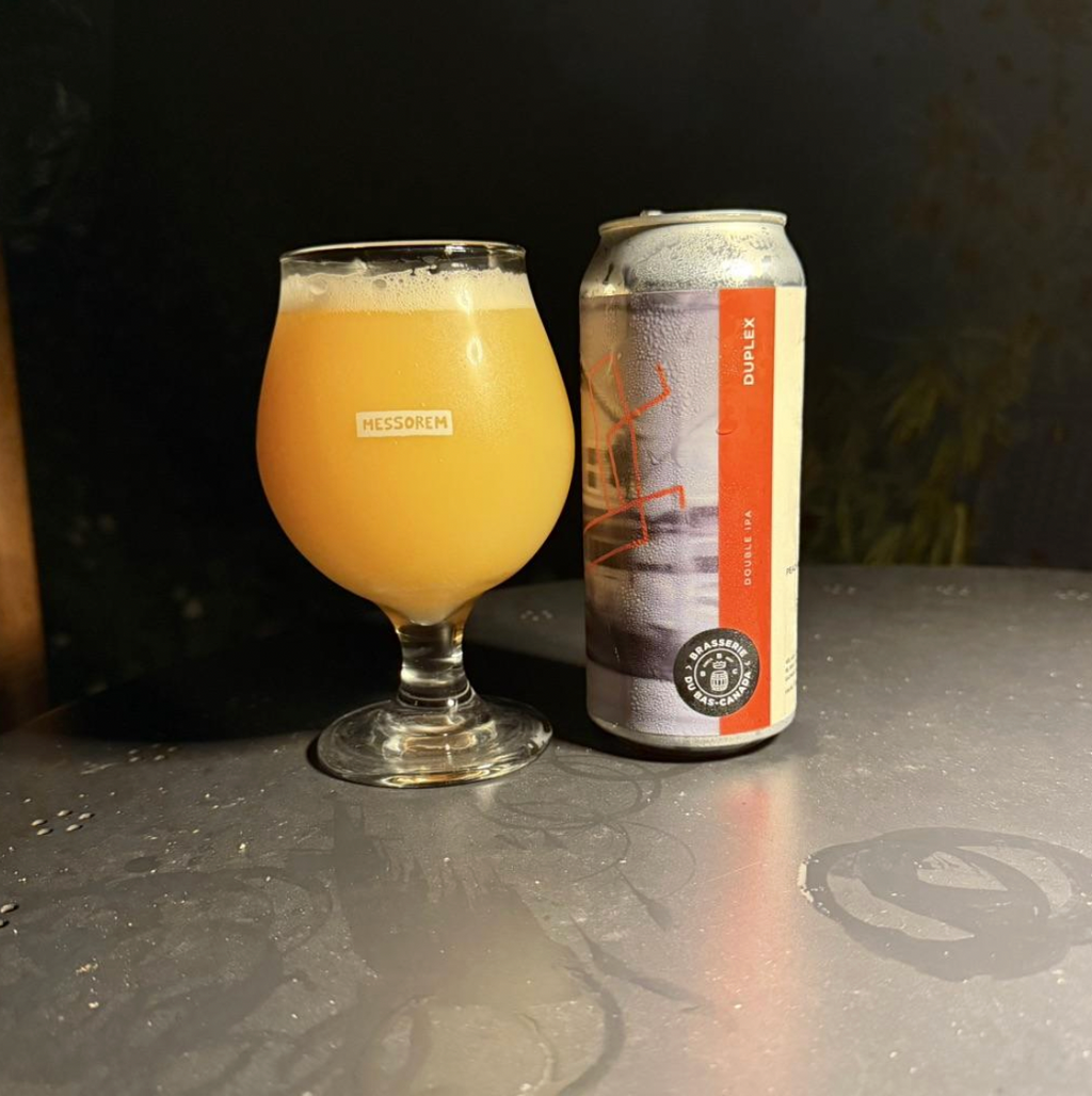 Brasserie du Bas-Canada – Duplex

ABV: 8,2 % | Stil: Imperial / Double IPA | Untappd: 4,27

Duplex er en intens og saftig Double IPA fra canadiske Brasserie du Bas-Canada i Québec. Med 8,2 % alkohol og en velvalgt humlepakke er der lagt op til en fyldig og aromatisk IPA med masser af karakter.

Bryggeriet har kombineret Peacharine, Citra og Citra Cryo. En trio, der leverer en spændende balance mellem moden stenfrugt, tropiske aromaer og frisk citrus.