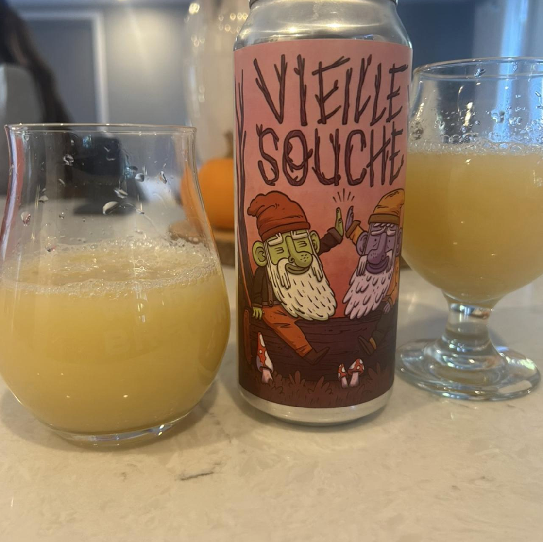 Brasserie du Bas-Canada × Fauve – Vieille Souche

ABV: 7,0 % | Stil: New England IPA | Untappd: 4,20

Vieille Souche er en saftig og humlemættet IPA fra canadiske Brasserie du Bas-Canada i Gatineau, Québec, brygget i samarbejde med franske Fauve Craft Bière. Her mødes to spændende bryggerier fra hver sin side af Atlanten i en moderne IPA, hvor intens frugtighed, frisk citrus og karakterfulde humler er i centrum.

Med sine 7 % har Vieille Souche en solid alkoholstyrke uden at bevæge sig op i Double IPA-kateg