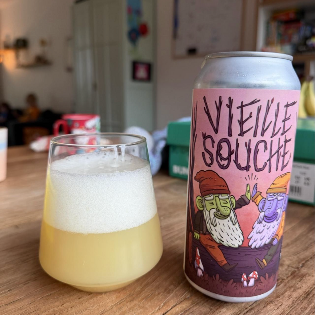 Brasserie du Bas-Canada × Fauve – Vieille Souche

ABV: 7,0 % | Stil: New England IPA | Untappd: 4,20

Vieille Souche er en saftig og humlemættet IPA fra canadiske Brasserie du Bas-Canada i Gatineau, Québec, brygget i samarbejde med franske Fauve Craft Bière. Her mødes to spændende bryggerier fra hver sin side af Atlanten i en moderne IPA, hvor intens frugtighed, frisk citrus og karakterfulde humler er i centrum.

Med sine 7 % har Vieille Souche en solid alkoholstyrke uden at bevæge sig op i Double IPA-kateg