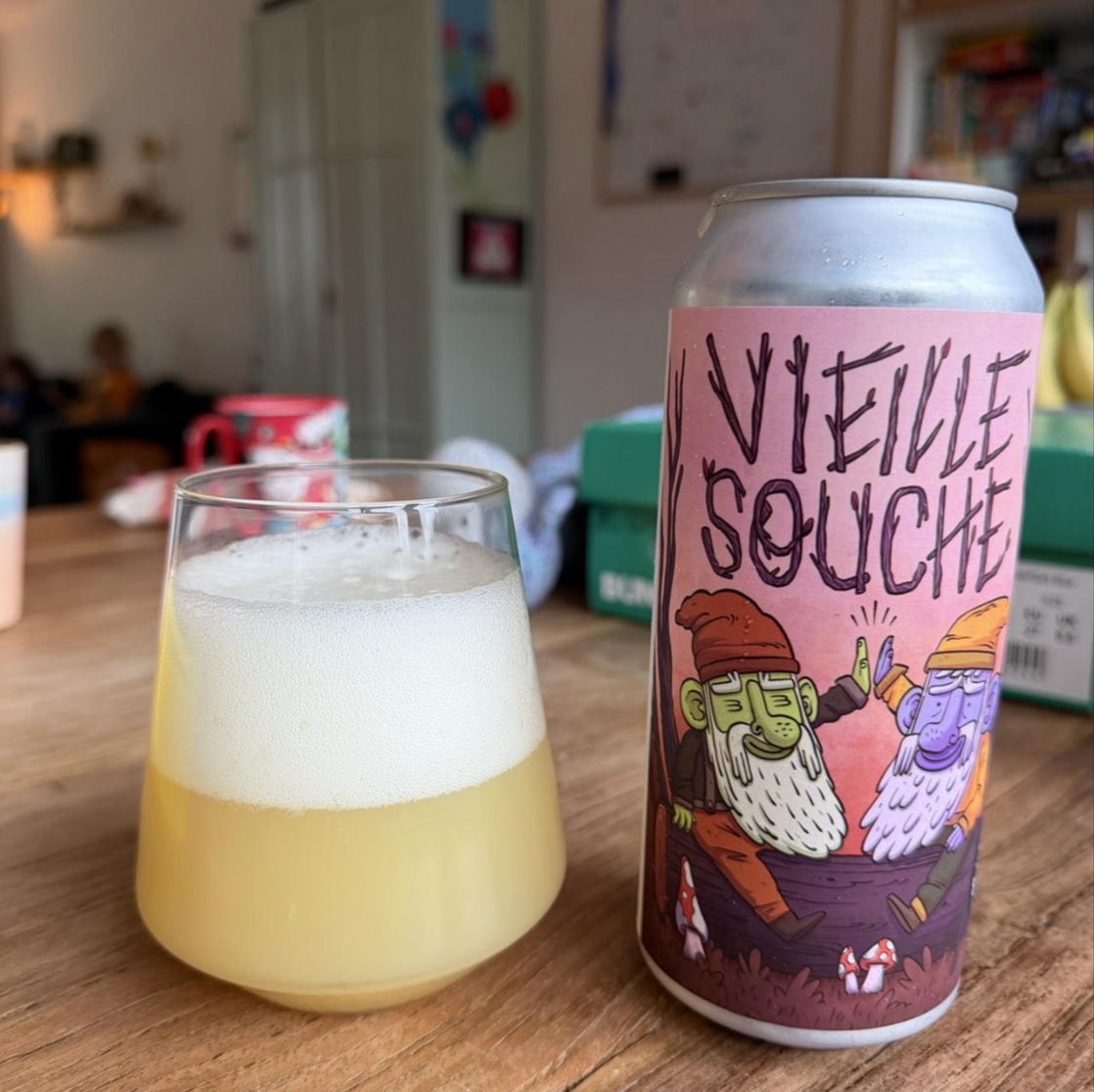 Brasserie du Bas-Canada × Fauve – Vieille Souche

ABV: 7,0 % | Stil: New England IPA | Untappd: 4,20

Vieille Souche er en saftig og humlemættet IPA fra canadiske Brasserie du Bas-Canada i Gatineau, Québec, brygget i samarbejde med franske Fauve Craft Bière. Her mødes to spændende bryggerier fra hver sin side af Atlanten i en moderne IPA, hvor intens frugtighed, frisk citrus og karakterfulde humler er i centrum.

Med sine 7 % har Vieille Souche en solid alkoholstyrke uden at bevæge sig op i Double IPA-kateg