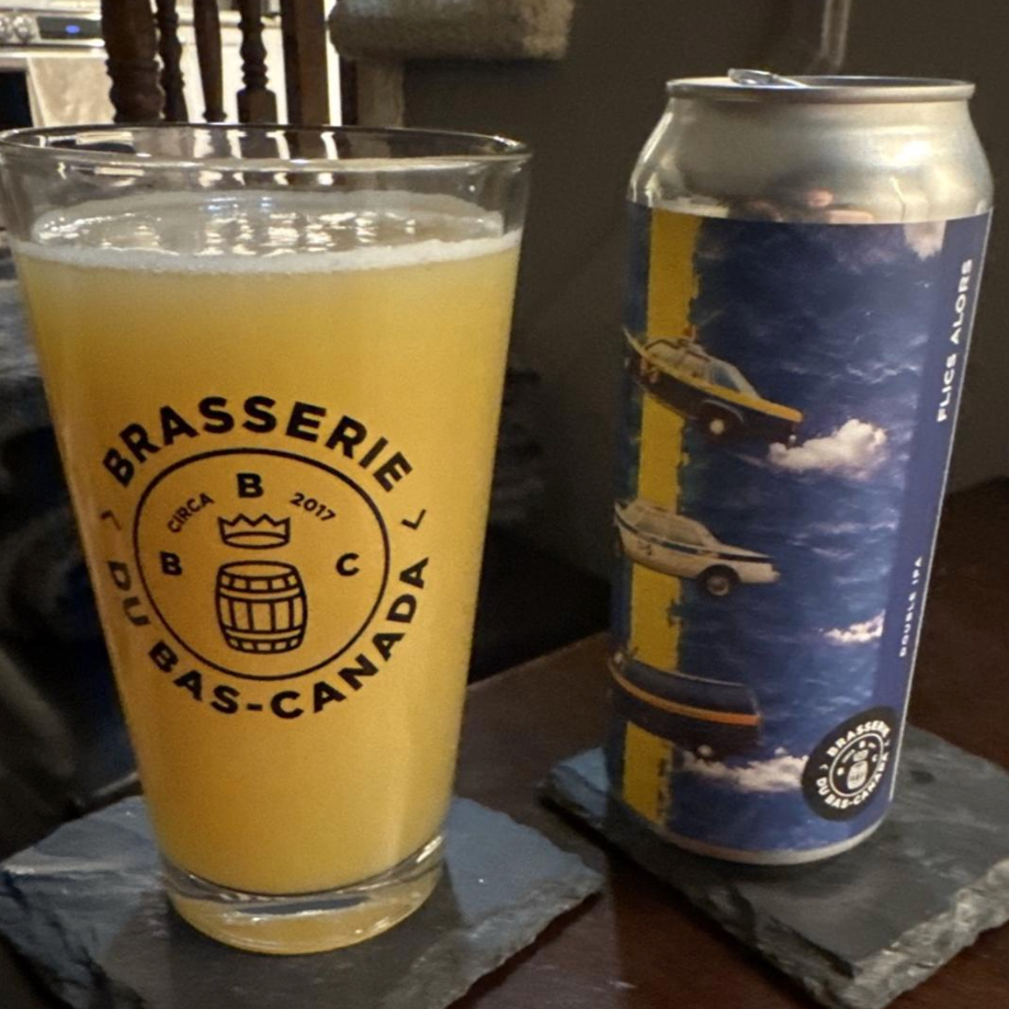Brasserie du Bas-Canada – Flics Alors
ABV: 8,0 % | Stil: Imperial / Double New England IPA | Untappd: 4,30

En saftig og aromatisk hazy DIPA fra Bas-Canada. Øllen leverer en klassisk moderne humleprofil med masser af tropisk frugt, frisk citrus og en blød, cremet mundfølelse.
