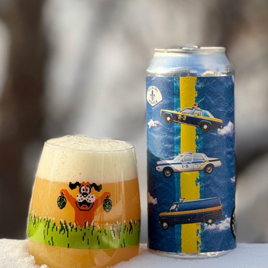 Brasserie du Bas-Canada – Flics Alors
ABV: 8,0 % | Stil: Imperial / Double New England IPA | Untappd: 4,30

En saftig og aromatisk hazy DIPA fra Bas-Canada. Øllen leverer en klassisk moderne humleprofil med masser af tropisk frugt, frisk citrus og en blød, cremet mundfølelse.