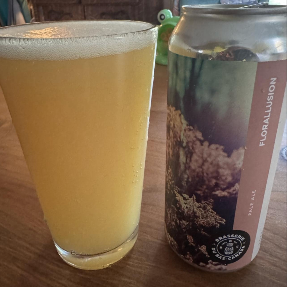Brasserie du Bas-Canada – Florallusion

ABV: 5,5 % | Stil: American Pale Ale | Untappd: 4,22

Florallusion er en frisk og humledrevet American Pale Ale fra canadiske Brasserie du Bas-Canada i Gatineau, Québec. Med 5,5 % alkohol er dette en lettere, men stadig aromatisk øl, hvor bryggeriets passion for kvalitets­humler kommer tydeligt til udtryk.

Øllen er brygget med Nelson Sauvin, Citra og Motueka, som tilsammen skaber en spændende kombination af vinøse nuancer, tropisk frugt og frisk citrus.