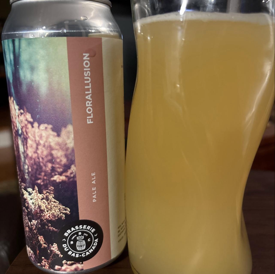 Brasserie du Bas-Canada – Florallusion

ABV: 5,5 % | Stil: American Pale Ale | Untappd: 4,22

Florallusion er en frisk og humledrevet American Pale Ale fra canadiske Brasserie du Bas-Canada i Gatineau, Québec. Med 5,5 % alkohol er dette en lettere, men stadig aromatisk øl, hvor bryggeriets passion for kvalitets­humler kommer tydeligt til udtryk.

Øllen er brygget med Nelson Sauvin, Citra og Motueka, som tilsammen skaber en spændende kombination af vinøse nuancer, tropisk frugt og frisk citrus.