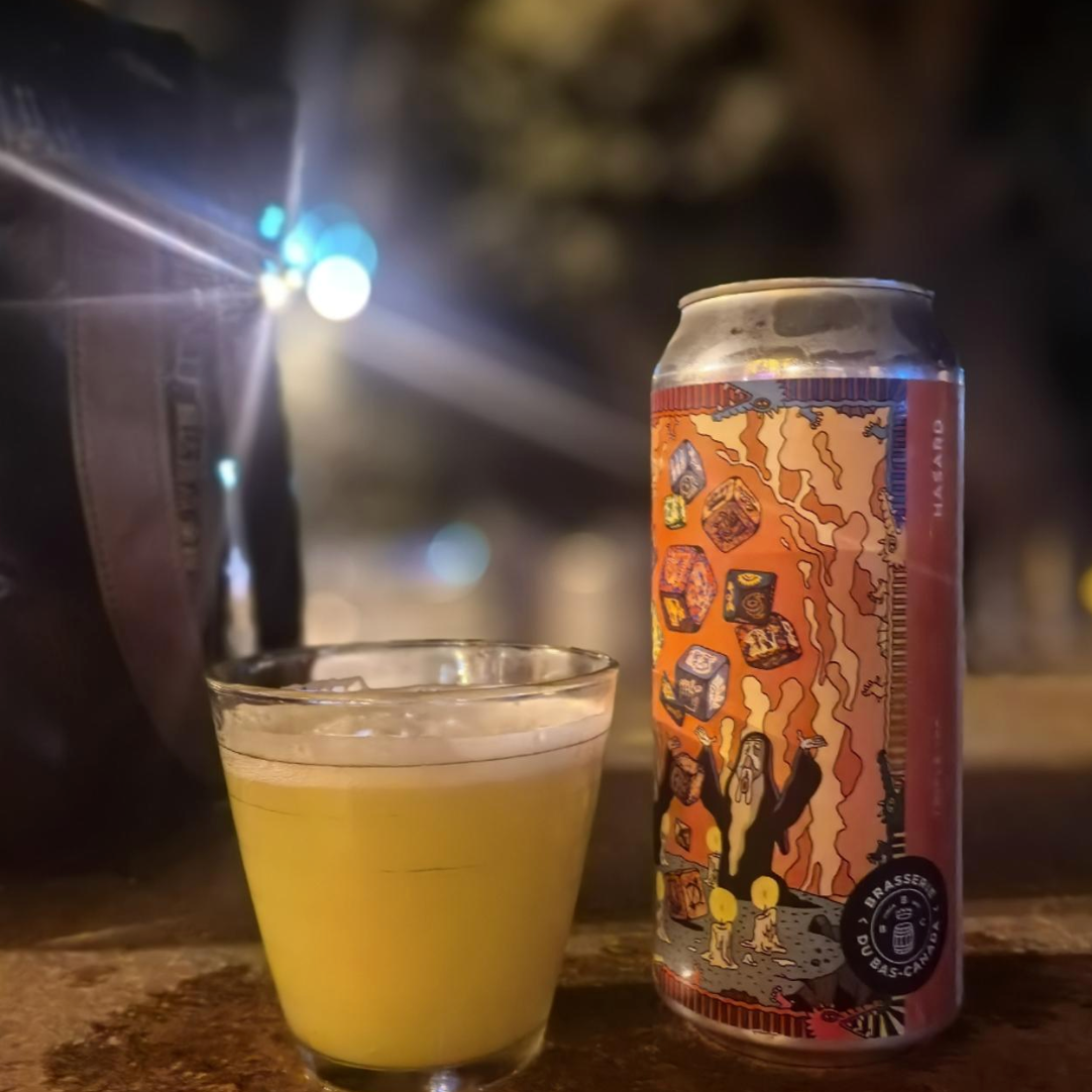 Brasserie du Bas-Canada – Hasard
ABV: 10,0 % | Stil: Triple New England / Hazy IPA | Untappd: 4,36

En kraftig og aromatisk Triple NEIPA fra Bas-Canada, brygget med Citra, Riwaka og Nelson Sauvin. Kombinationen giver en intens humleprofil med tropisk frugt, citrus og let vinøse nuancer fra de new zealand-inspirerede humler. 
