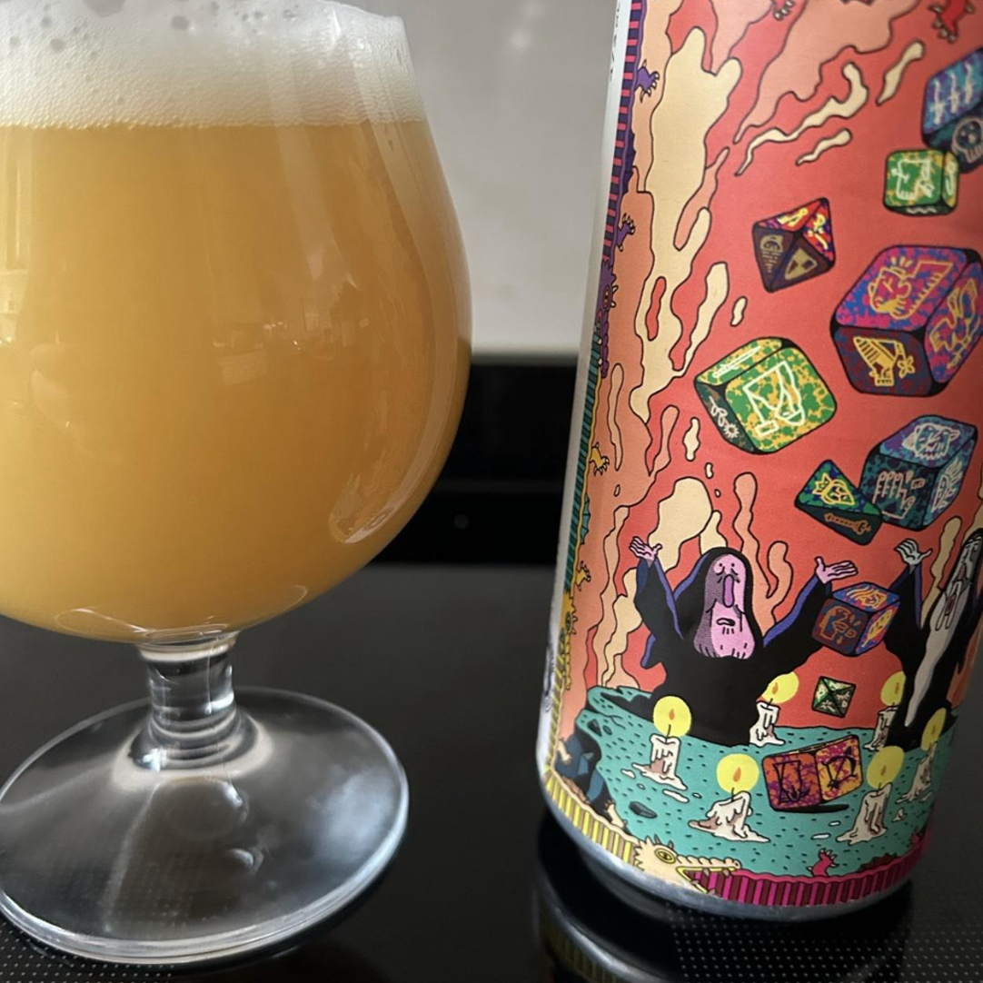 Brasserie du Bas-Canada – Hasard
ABV: 10,0 % | Stil: Triple New England / Hazy IPA | Untappd: 4,36

En kraftig og aromatisk Triple NEIPA fra Bas-Canada, brygget med Citra, Riwaka og Nelson Sauvin. Kombinationen giver en intens humleprofil med tropisk frugt, citrus og let vinøse nuancer fra de new zealand-inspirerede humler. 