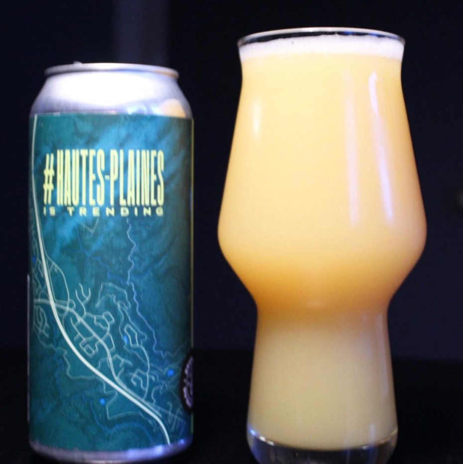 Brasserie du Bas-Canada – #HautesPlainesIsTrending

ABV: 8,0 % | Stil: Imperial / Double New England IPA | Untappd: 4,42

En moderne DIPA fra Brasserie du Bas-Canada brygget med Citra, Mosaic og Nelson Sauvin. Øllen kombinerer klassiske amerikanske humler med den karakteristiske New Zealand-profil fra Nelson Sauvin, hvilket giver et særdeles frugtdrevet og aromatisk udtryk.