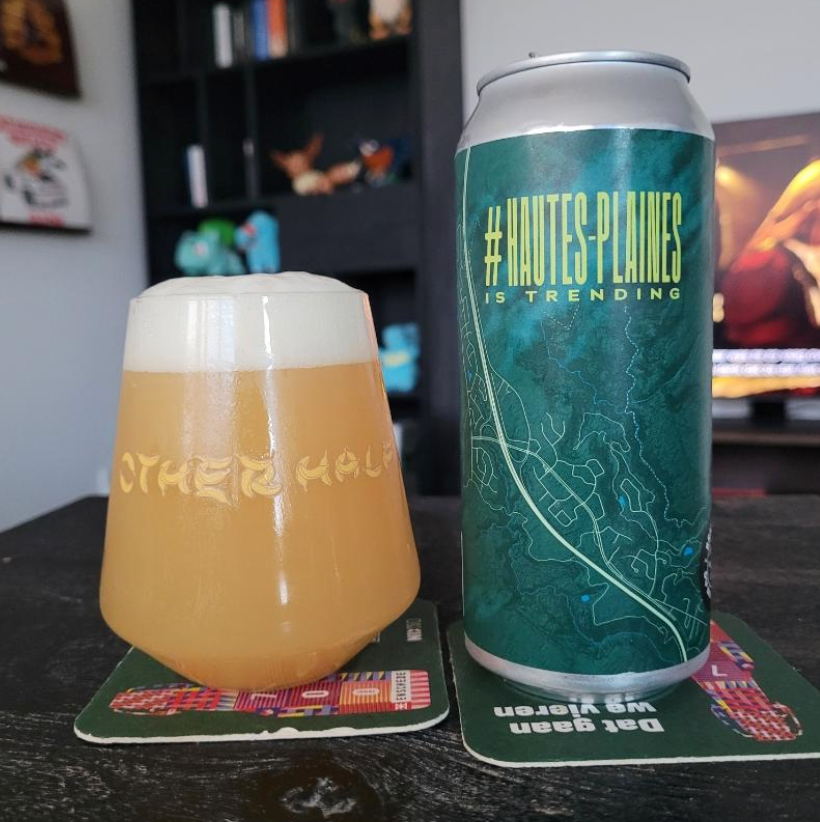 Brasserie du Bas-Canada – #HautesPlainesIsTrending

ABV: 8,0 % | Stil: Imperial / Double New England IPA | Untappd: 4,42

En moderne DIPA fra Brasserie du Bas-Canada brygget med Citra, Mosaic og Nelson Sauvin. Øllen kombinerer klassiske amerikanske humler med den karakteristiske New Zealand-profil fra Nelson Sauvin, hvilket giver et særdeles frugtdrevet og aromatisk udtryk.