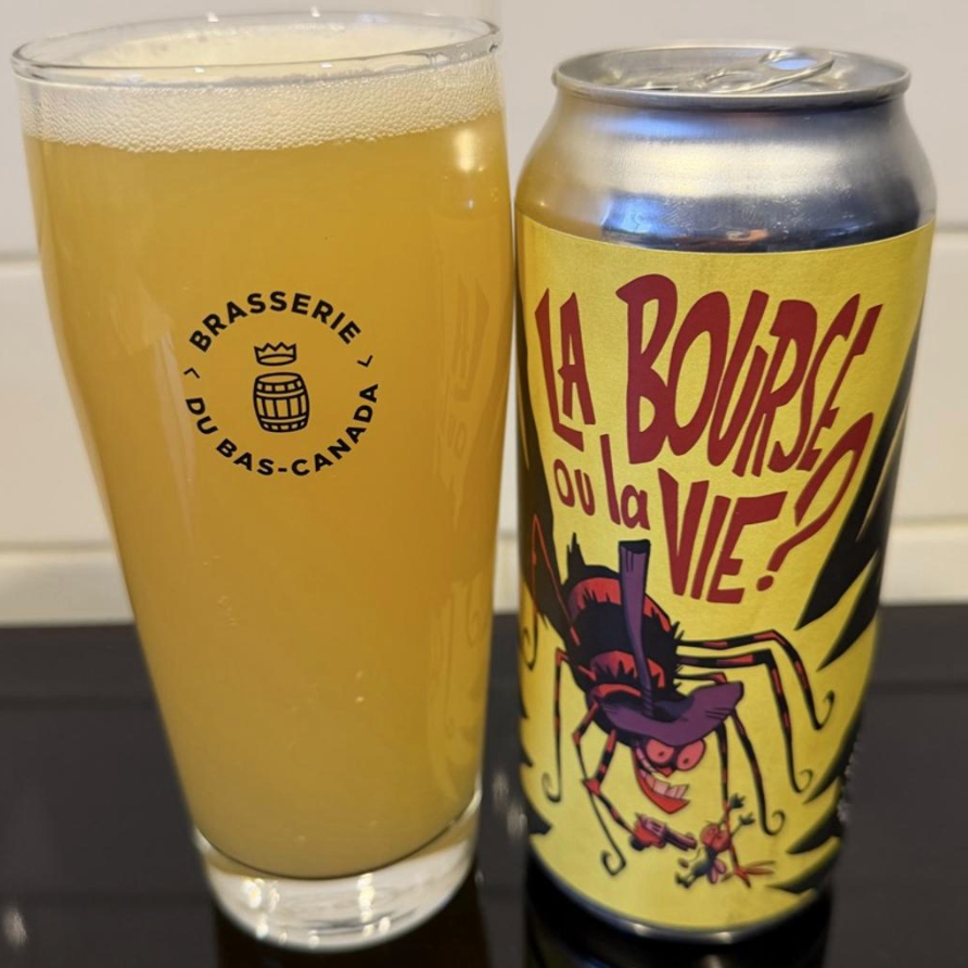 Brasserie du Bas-Canada – La Bourse ou la Vie

ABV: 5,5 % | Stil: American Pale Ale | Untappd: 4,11

La Bourse ou la Vie er Bas-Canadas bud på en moderne American Pale Ale. Her får man den samme fokus på humlekvalitet og aroma, som bryggeriet er kendt for, men i en lettere og mere sessionvenlig indpakning. Resultatet er en utrolig drikkevenlig pale ale med masser af frugtighed og friskhed.