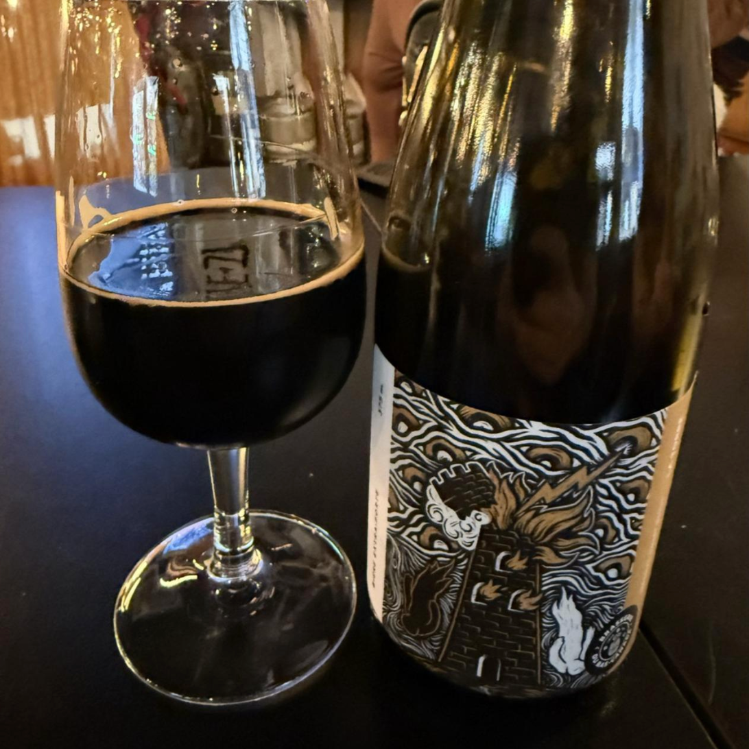Brasserie du Bas-Canada – La Torre

ABV: ca. 10–10,5 % | Stil: Imperial / Double Milk Stout | Untappd: 4,57

En dessert-tung og moderne pastry stout fra Bas-Canada. Brygget med kaffe, hasselnød, kokos og Madagascar-vanilje, hvilket giver en rund, sød og meget aromatisk profil med tydelig “liquid dessert”-karakter.