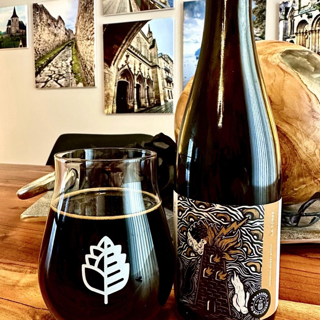 Brasserie du Bas-Canada – La Torre

ABV: ca. 10–10,5 % | Stil: Imperial / Double Milk Stout | Untappd: 4,57

En dessert-tung og moderne pastry stout fra Bas-Canada. Brygget med kaffe, hasselnød, kokos og Madagascar-vanilje, hvilket giver en rund, sød og meget aromatisk profil med tydelig “liquid dessert”-karakter.