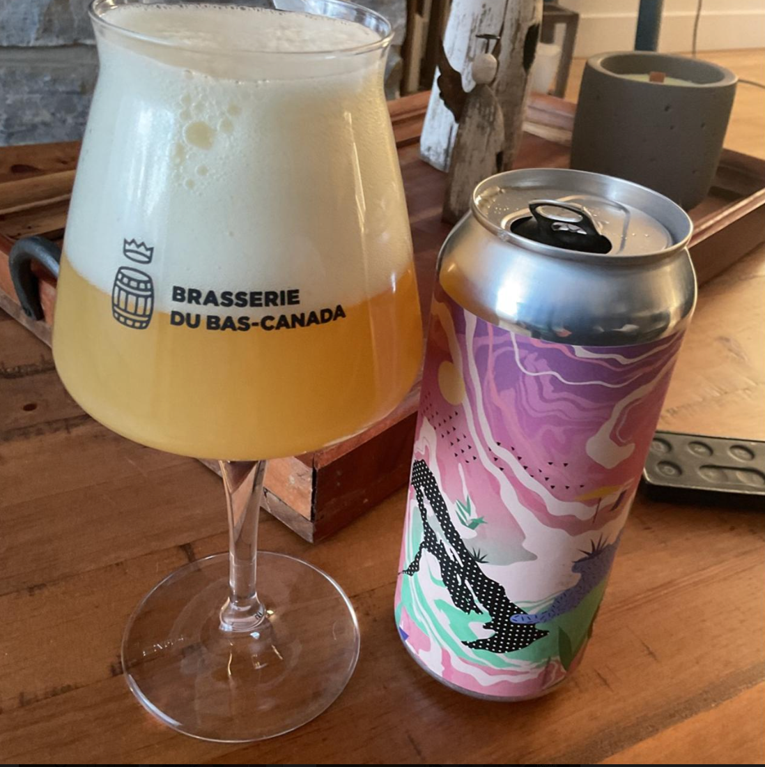 Brasserie du Bas-Canada – Los Tabarnacos Mangue

ABV: 6,5 % | Stil: IPA – Milkshake | Untappd: 4,20

En klassisk milkshake IPA fra Bas-Canada brygget med Citra &amp; Mosaic samt mango, kokos og laktose. Det er en af deres mere dessertprægede og cremede releases, hvor frugt og sødme er i centrum.