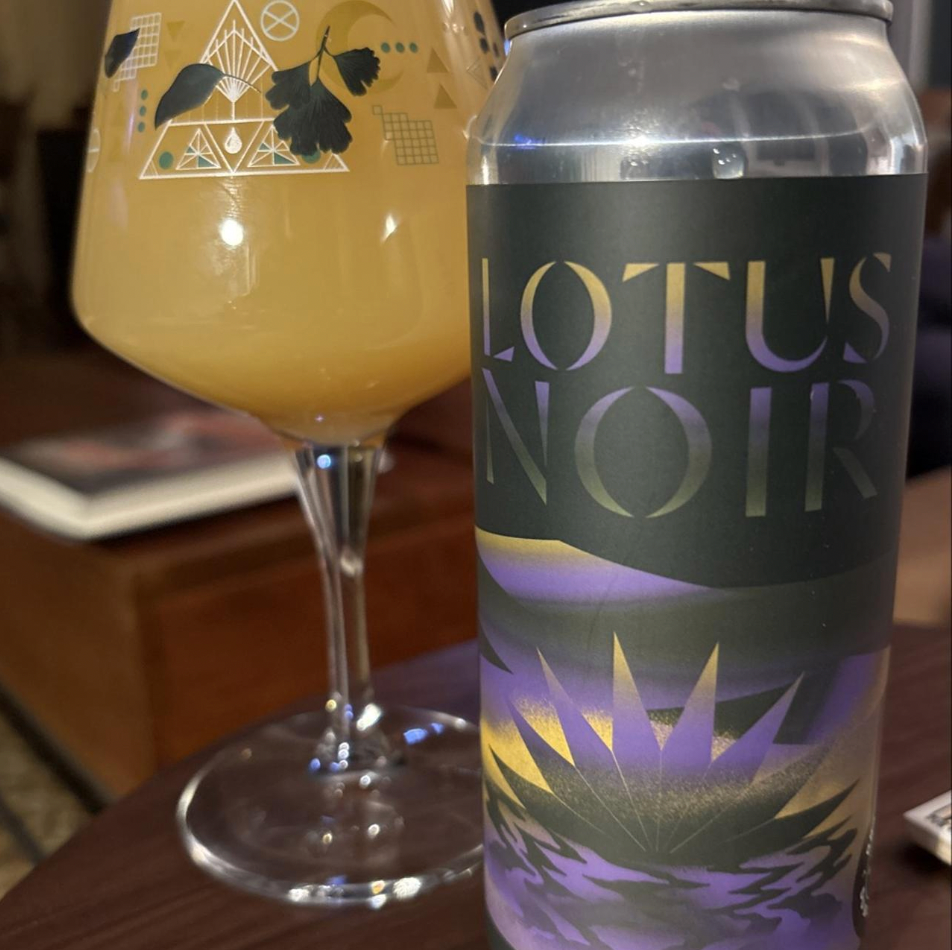 Brasserie du Bas-Canada – Lotus Noir

ABV: 6,5 % | Stil: New England IPA | Untappd: 4,20

Lotus Noir er en intens og humledrevet New England IPA fra canadiske Brasserie du Bas-Canada i Gatineau, Québec. Med 6,5 % alkohol og en imponerende sammensætning af klassiske og koncentrerede humleprodukter får du en IPA, hvor især Citra får lov til at udfolde sit fulde potentiale.

Øllen er brygget med Citra, Mosaic og Riwaka samt Citra Cryo, Citra Lupomax og Citra Incognito, der tilsammen skaber en kompleks og aroma