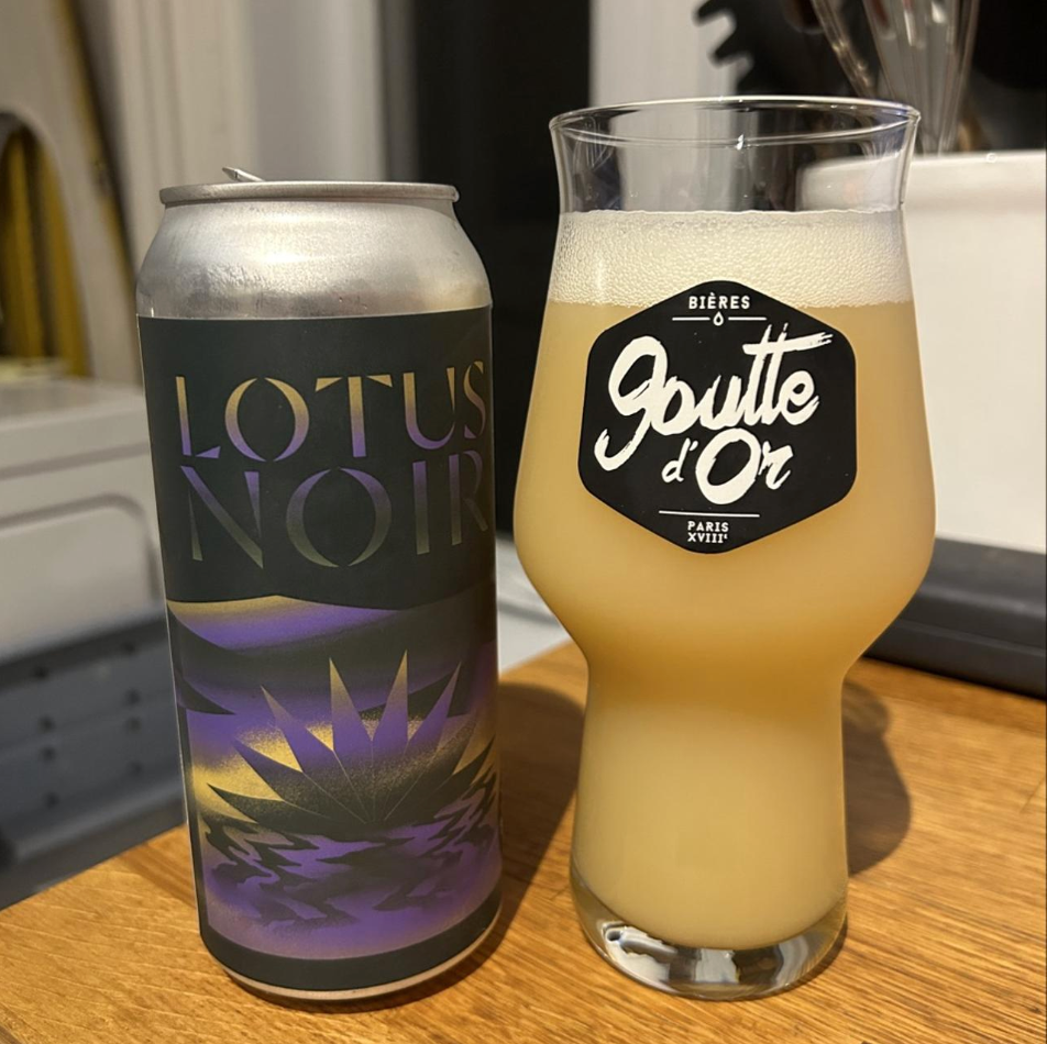 Brasserie du Bas-Canada – Lotus Noir

ABV: 6,5 % | Stil: New England IPA | Untappd: 4,20

Lotus Noir er en intens og humledrevet New England IPA fra canadiske Brasserie du Bas-Canada i Gatineau, Québec. Med 6,5 % alkohol og en imponerende sammensætning af klassiske og koncentrerede humleprodukter får du en IPA, hvor især Citra får lov til at udfolde sit fulde potentiale.

Øllen er brygget med Citra, Mosaic og Riwaka samt Citra Cryo, Citra Lupomax og Citra Incognito, der tilsammen skaber en kompleks og aroma