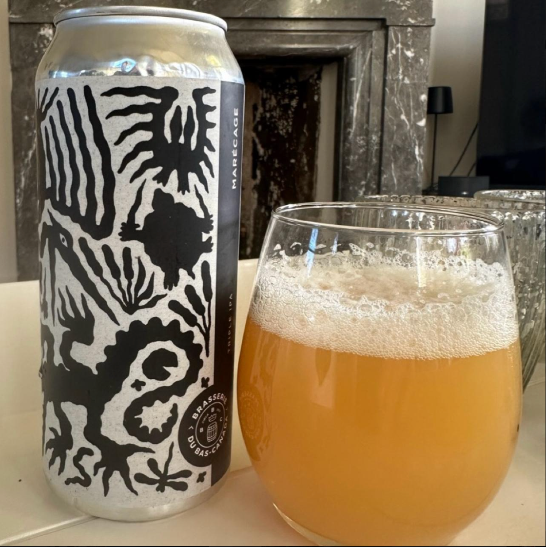 Brasserie du Bas-Canada – Marécage

ABV: 10,0 % | Stil: Triple IPA | Untappd: 4,35

Marécage er en kraftig og humlemættet Triple IPA fra canadiske Brasserie du Bas-Canada. Med hele 10 % alkohol og fem nøje udvalgte newzealandske humler er der lagt op til en intens oplevelse med masser af frugt, dybde og karakter.

Bryggeriet har kombineret Riwaka, Nelson Sauvin, Rakau, Kohia Nelson og Wakatu i en spændende humlepakke, hvor tropiske frugter møder frisk citrus og vinøse nuancer.