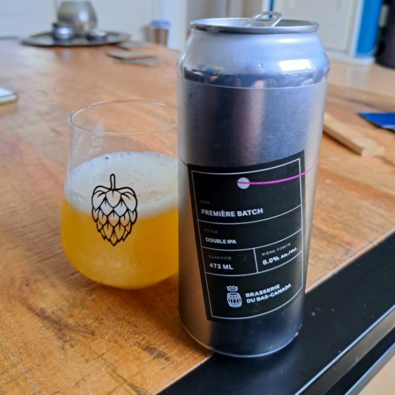 Brasserie du Bas-Canada – Première Batch

ABV: 8,0 % | Stil: IPA – Imperial / Double | Untappd: 4,31

En klassisk DIPA fra Bas-Canada brygget med Citra, Mosaic, Amarillo og Simcoe. Den rammer lige ned i kernen af deres stil: blød, frugtdrevet og med en let sødme, der gør den mere juicy end bitter.