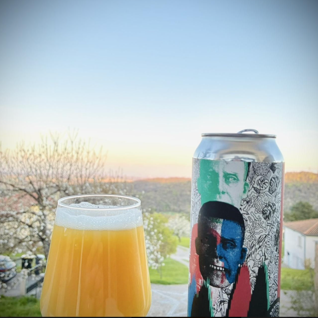 Brasserie du Bas-Canada – Rien De Moins

ABV: 7,5 % | Stil: IPA – American | Untappd: 4,24

En humledrevet IPA fra Bas-Canada med fokus på newzealandske humler (Riwaka, Waimea & Kohia Nelson). Den kombinerer en frisk, aromatisk profil med en mere klassisk IPA-bitterhed end deres hazy udtryk.