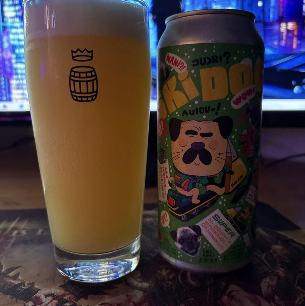 Brasserie du Bas-Canada – Ski Dog

ABV: 8,2 % | Stil: Imperial / Double New England IPA | Untappd: 4,17

En humlemættet DIPA fra Brasserie du Bas-Canada brygget med Citra, Mosaic, Motueka og Nelson Sauvin. Kombinationen af amerikanske og newzealandske humler giver en intens og saftig IPA med masser af citrus, tropisk frugt og karakteristiske Nelson-noter.