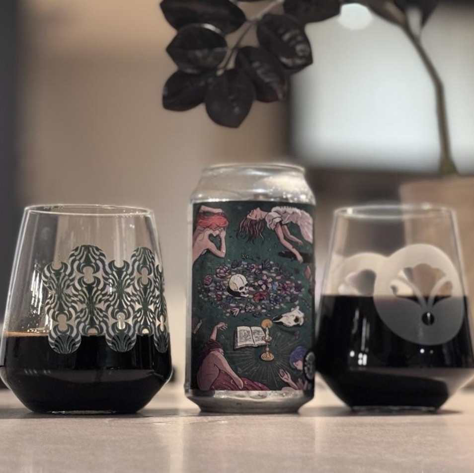 Brasserie du Bas-Canada – Sorcelleries: Café
ABV: 11,9 % | Stil: Imperial / Double Coffee Stout | Untappd: 4,27

En dyb og kompleks stout fra canadiske Bas-Canada. Øllen er et blend af 50 % imperial stout lagret 16 måneder på Willett bourbonfade og 50 % frisk imperial stout, tilsat brasiliansk kaffe. Resultatet er en intens stout med tydelig kaffe, mørk malt og varme fadnoter.