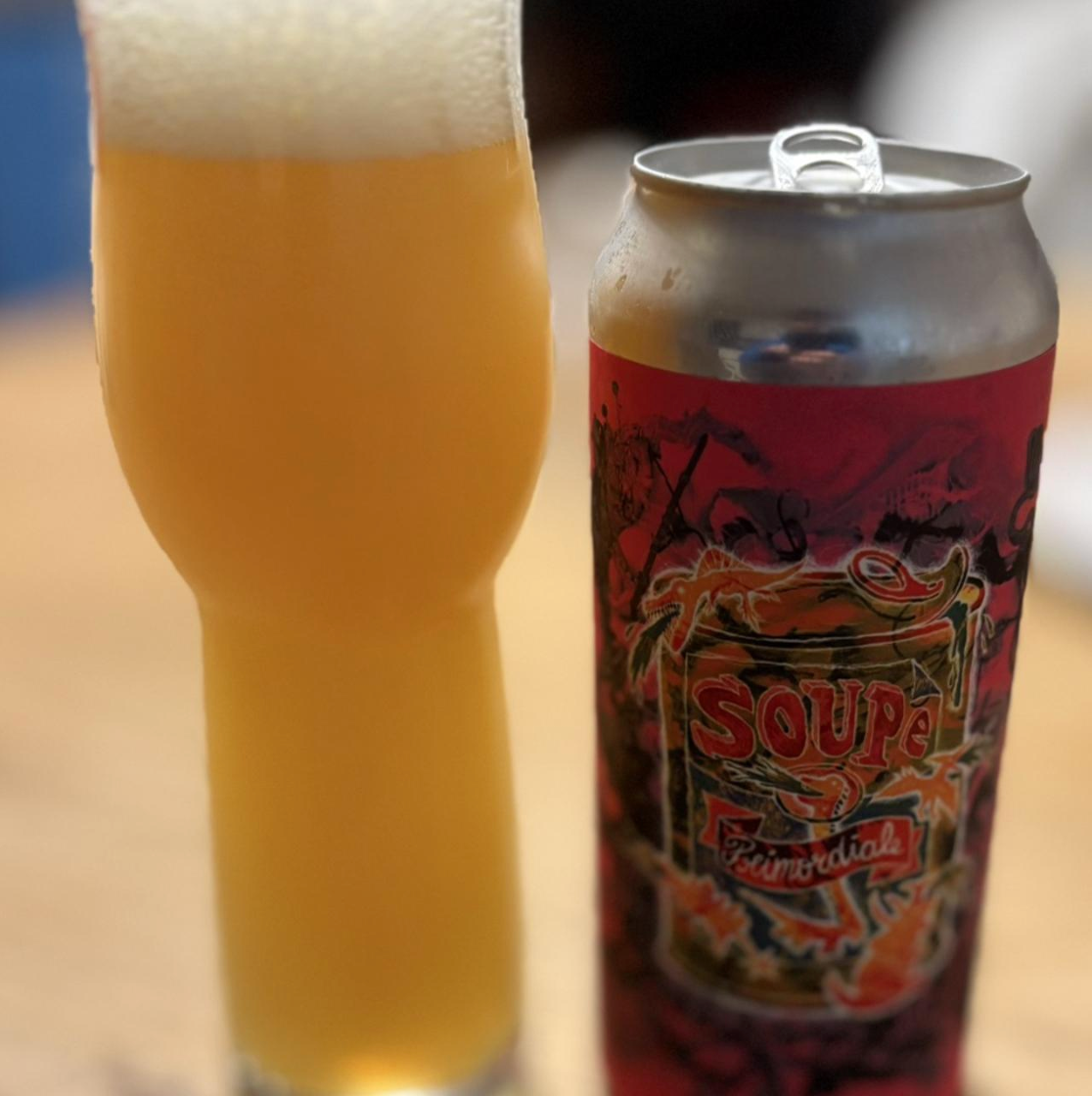 Brasserie du Bas-Canada – Soupe Primordiale

ABV: 7,5 % | Stil: New England IPA | Untappd: 4,12

Soupe Primordiale er en saftig og humleintens IPA fra canadiske Brasserie du Bas-Canada. Med 7,5 % alkohol og tre spændende newzealandske humler får du en moderne IPA med masser af aromatisk karakter.

Bryggeriet har kombineret Nelson Sauvin, Kohia Nelson og Waimea. En humlepakke, hvor vinøse nuancer møder tropisk frugt og frisk citrus.