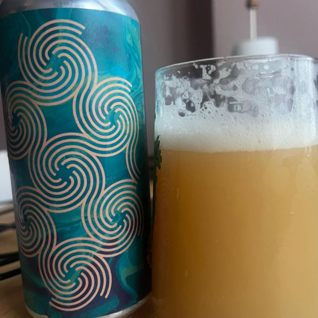 Brasserie du Bas-Canada – Tempestas

ABV: 10 % | Stil: Triple New England IPA | Untappd: 4,39

Tempestas er en kraftfuld Triple New England IPA fra Brasserie du Bas-Canada. Her skruer bryggeriet op for både humlemængde, fylde og aromaintensitet, samtidig med at den karakteristiske silkebløde mundfølelse bevares. Resultatet er en TIPA med eksplosive frugtnoter, stor kompleksitet og en imponerende balance.